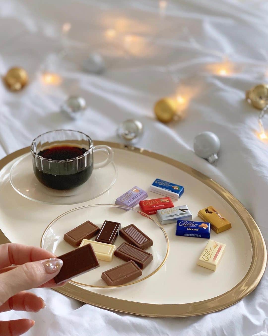 宮田綾子さんのインスタグラム写真 - (宮田綾子Instagram)「⁑ チョコレートの本場スイスで有名な「カイエ」🍫 @cailler_suisse  チョコレート大好き！ なめらかなミルクやザリザリとした歯触りのものもあって1袋で7種類もの味が楽しめるよ♪ コーヒータイムにぴったり クリスマス会などにも良いよね🎄 スイスではこの歴史あるチョコレートがお土産の定番なんだって✨  ついに日本でも購入できるようになったのは嬉しい！赤い袋を見つけてね♪  #pr #カイエ #cailler #caillerchocolate #チョコレート #スイスチョコレート #ご褒美スイーツ  #チョコレート大好き #チョコレート好き #チョコラブ #チョコ好き #チョコレート菓子 #おいしいもの #くいしんぼう #ティータイム #コーヒータイム #今日のおやつ #おやつの時間 #おやつタイム #chocolate #chocolatelover」12月15日 18時47分 - ayako__miyata