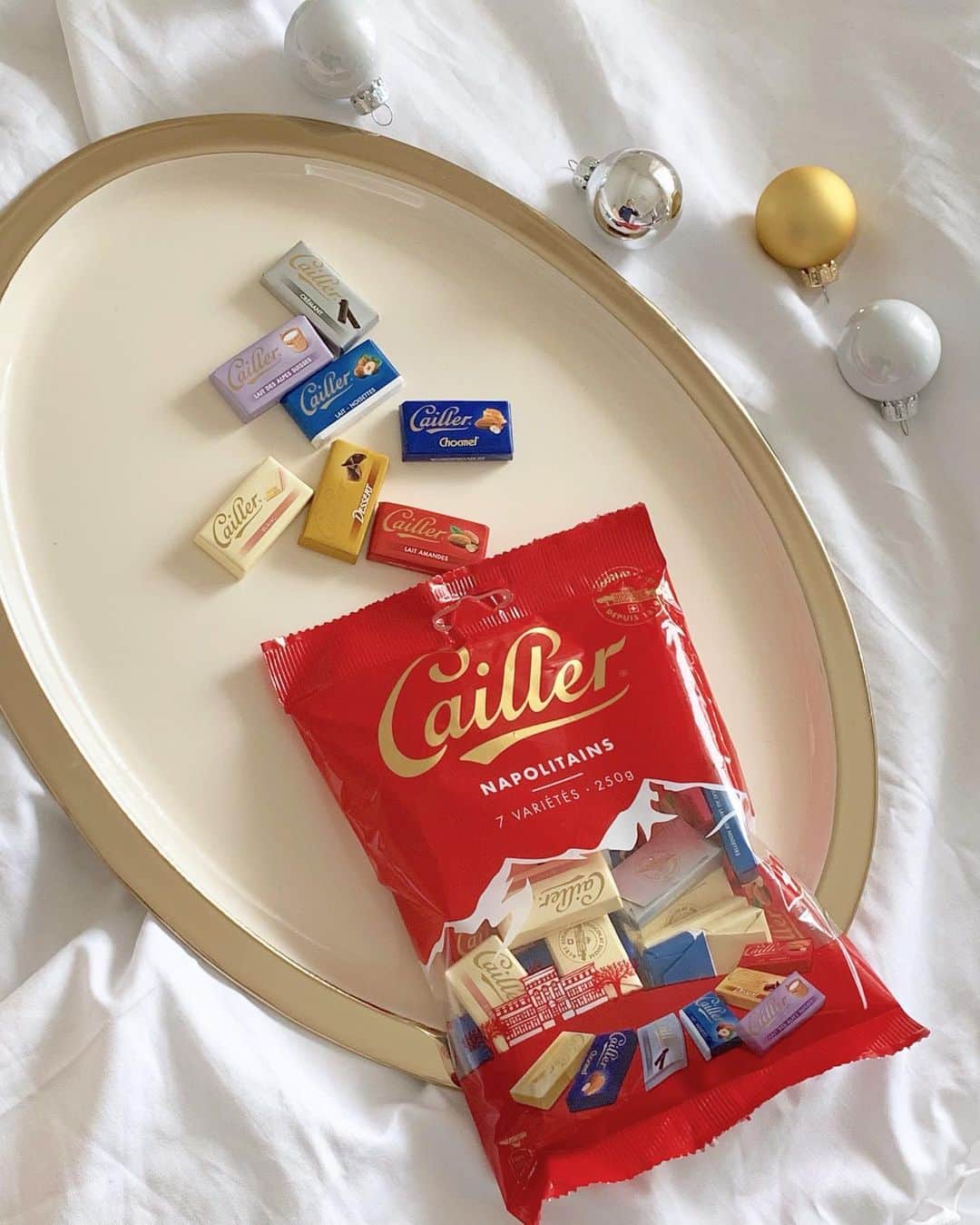 宮田綾子さんのインスタグラム写真 - (宮田綾子Instagram)「⁑ チョコレートの本場スイスで有名な「カイエ」🍫 @cailler_suisse  チョコレート大好き！ なめらかなミルクやザリザリとした歯触りのものもあって1袋で7種類もの味が楽しめるよ♪ コーヒータイムにぴったり クリスマス会などにも良いよね🎄 スイスではこの歴史あるチョコレートがお土産の定番なんだって✨  ついに日本でも購入できるようになったのは嬉しい！赤い袋を見つけてね♪  #pr #カイエ #cailler #caillerchocolate #チョコレート #スイスチョコレート #ご褒美スイーツ  #チョコレート大好き #チョコレート好き #チョコラブ #チョコ好き #チョコレート菓子 #おいしいもの #くいしんぼう #ティータイム #コーヒータイム #今日のおやつ #おやつの時間 #おやつタイム #chocolate #chocolatelover」12月15日 18時47分 - ayako__miyata