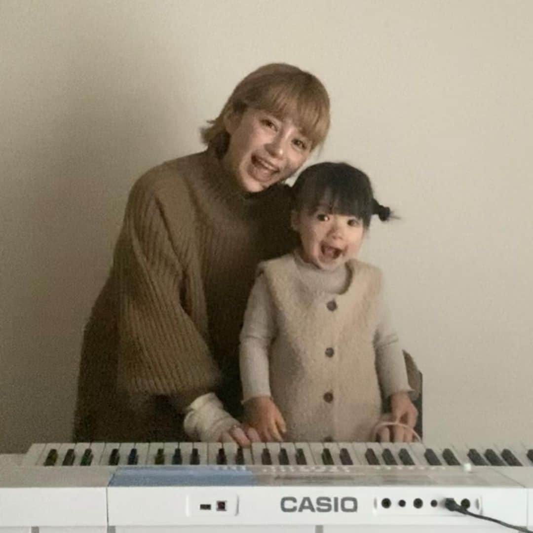 長谷川あやのインスタグラム：「🎹🎹🎹 #Casio#カシオの光ナビゲーションキーボード#pr ・ ・ ・ 娘がずーっとピアノのおもちゃに 興味があったこともあり 最近我が家にやってきた カシオの光ナビゲーションキーボード「LK-515」✨ @casio_music_japan ・ 楽譜が読めなくても光る鍵盤に合わせて 誰でも簡単に弾けるので初心者にもやさしい パパまでハマってしまっているキーボード！笑 ・ マイクがついていたり 内蔵曲も200曲あって好きな曲を アプリで増やせるのも嬉しいポイント👏😆  （61鍵盤あるのでピアノ入門にも🙆‍♀️） ・ まだ鍵盤から鳴る音を楽しんでいるだけの娘ですが 成長とともにできることも増えて しばらく楽しんでもらえそう💛 ・ 家族みんなで盛り上がれるので クリスマスプレゼントにも ぴったりかと思います🎅💓」