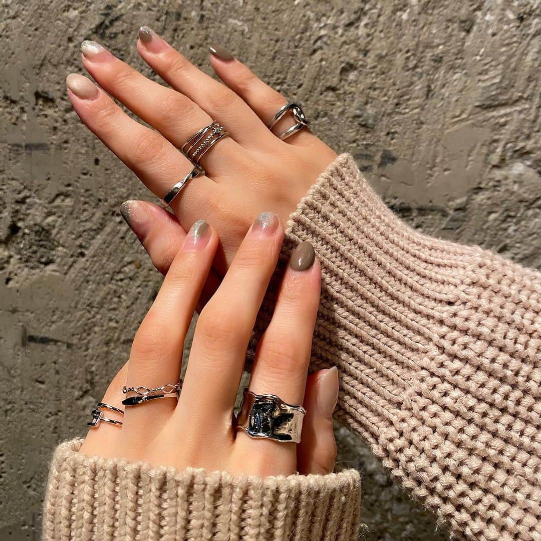 のインスタグラム：「ネイルは #セルフジェルネイル 派です。最近はずっとしてなかったんですがアクセサリーと撮りたかったのでしてみたよう🤤☑️. . . . #enjoueel #accessory #accessories #silveraccessory #nail #nailstagram #selfnail #セルフネイル #ニュアンスネイル #アースカラーネイル #アクセサリー #アースカラー #リング #リング組み合わせ #お洒落アクセサリー #シルバーアクセサリー」