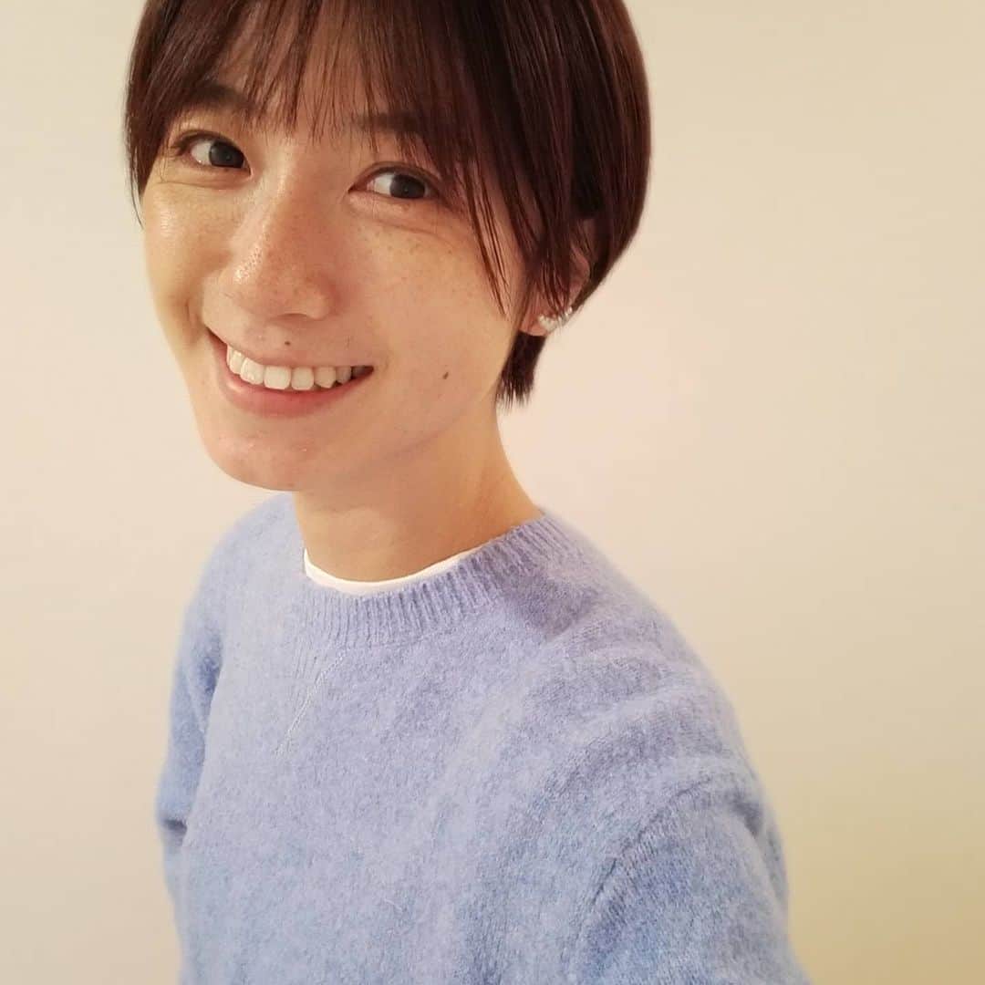 石井寛子さんのインスタグラム写真 - (石井寛子Instagram)「2020年ヘアチェンジ✁  マスク生活で メイクもどうせ取れるし、軽くでいいや〜 すっぴんでもごまかせるし楽〜  と思って過ごしてたけど いい加減マスクの自分の顔に飽てきた…👼  ので、ばっさりショートに。  これまで極力髪型でごまかしてた フェイス&ネックライン いっそのこと全部見せちゃいました。  こんな顔だったんだ〜と 恥ずかしながらも 新鮮な自分の顔🧏  潔い髪型に似合うよう 姿勢よく、過ごしたいな〜。  @arai__michio　さん いつも素敵なスタイリングと 心地よい時間をありがとうございます🎵  kankan 渋谷区元代々木町10-8 関ビル2F  美容院前には 新宿御苑で、冬の澄んだ空気を味わって😌  時間があれば季節の移ろいに 身を任せたい派。  #ショートヘア  #代々木八幡  #美容院」12月15日 18時52分 - ishiihiroko