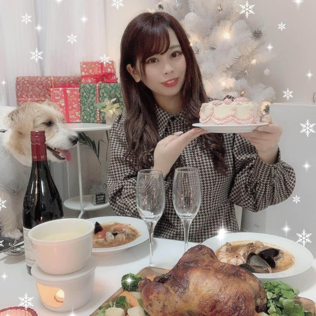 りなてぃんのインスタグラム：「🎄 Cₕᵣᵢₛₜₘₐₛ ₚₐᵣₜy 🎂 -------------------- 少し早めのクリスマスパーティー を家族でしたよ！(ᐡ⸝⸝- ̫ -⸝⸝ᐡ)❤︎❤︎ ㅤㅤ コストコでチキン🍗買ったり アヒージョ、海鮮スープ チーズフォンデュ、バター クリームケーキ🧁を用意しました！ ㅤㅤ あと巨大クリスマス🎄ツリーも 買ったの！激かわ🐶💗💗💗 ㅤㅤ 今回買ったケーキ🧁 (@beretta.cake )さんで オーダーメイドしたの！ パステルで薔薇をたくさん載せてもらった！🐶 ㅤㅤ  ㅤㅤ チェックしてみてください𓂃𓃺𓈒𓏸！ ㅤㅤ ㅤㅤ 家族写真はムービー📽をスクショ したから画質悪いけど気にしないで（笑） ㅤㅤ ㅤㅤ 𖧷𓂃 ㅤㅤ #クリスマス　#クリスマスパーティー #コストコ　#ケーキ　#記念日プレゼント  #バタークリームケーキ #ケーキ屋さん  #カップル　#クリスマスツリー  #クリスマスケーキ #クリスマスローズ  #薔薇　#コストコ購入品 #カップル」