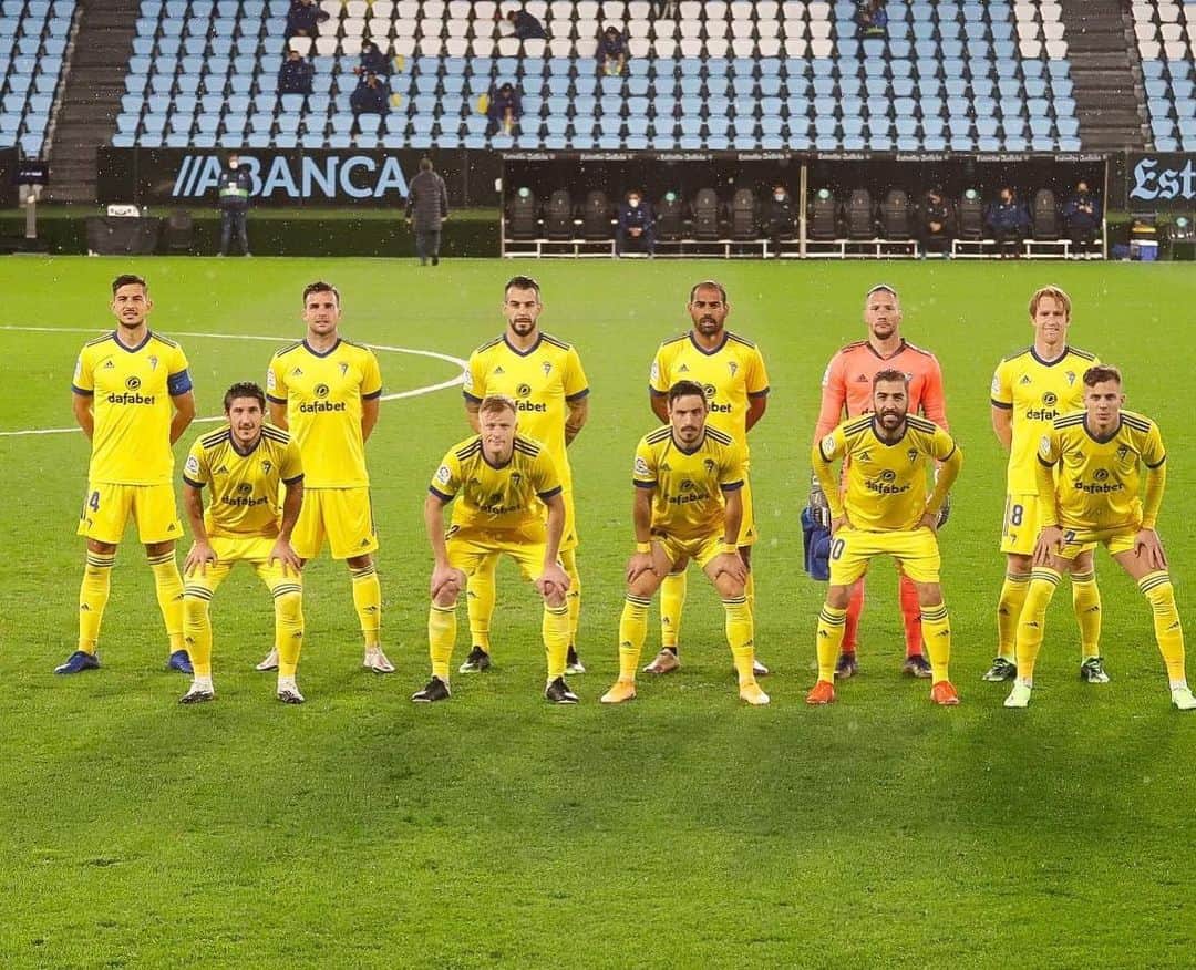 アレハンドロ・フェルナンデス・イグレシアスのインスタグラム：「Derrota dura ayer, corregir errores y trabajar juntos como siempre...Pensando ya en Copa! Vamos Cádiz💛💙」