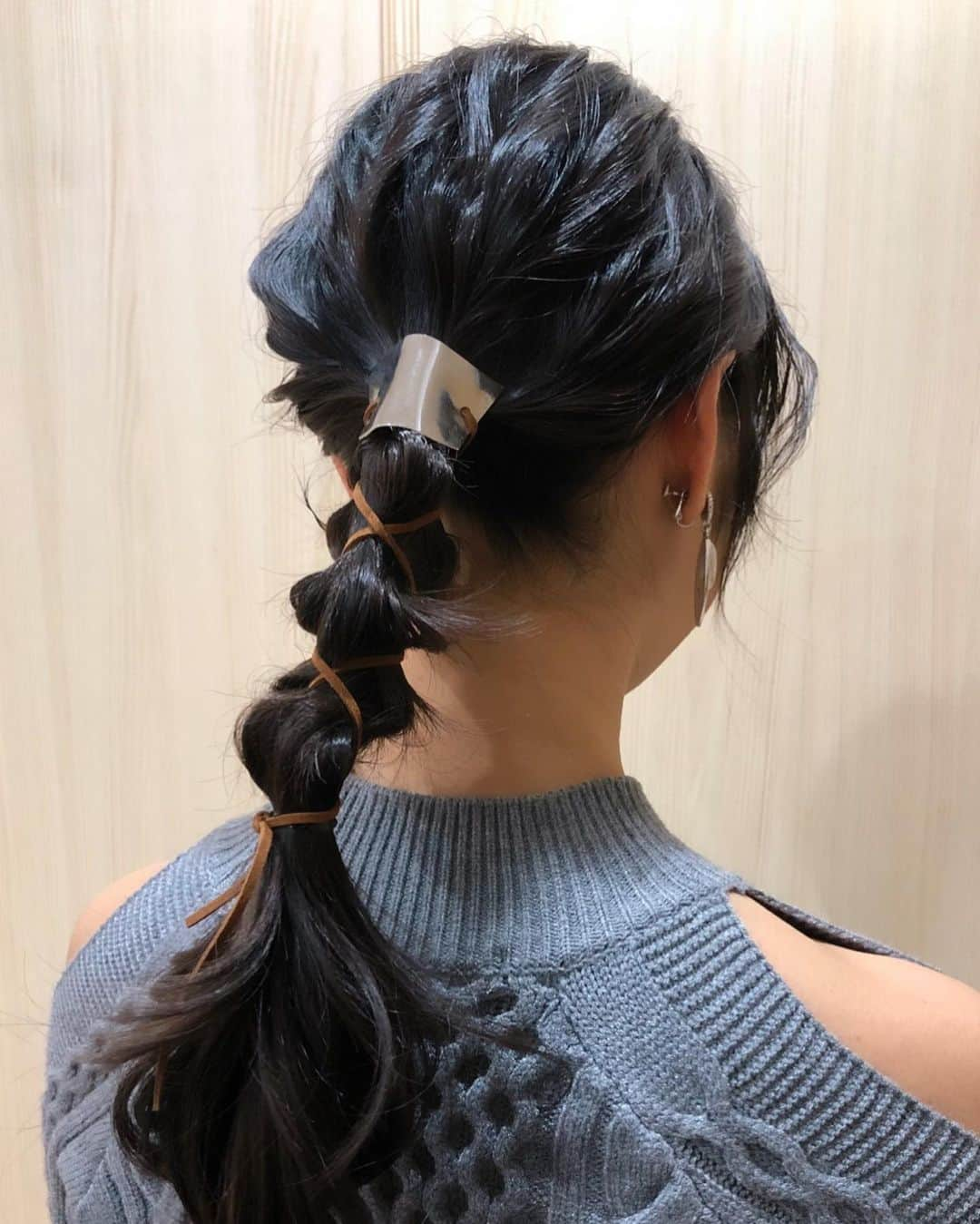 尾花貴絵さんのインスタグラム写真 - (尾花貴絵Instagram)「👱‍♀ . Hair Arrangement. . 細い革紐をゆる〜く巻き付け、こなれ感をプラスした #ゆるふわポニーテール スタイルにしてくれました🎀 . 同じポニーテールでも、 いつもとこんなにも雰囲気が変わるなんて😍✨ . 自分でも出来るように研究しよーっと🔍 . . #shooting #hairandmakeup #beauty #makeup #hairstyle」12月15日 18時54分 - kie_obana_