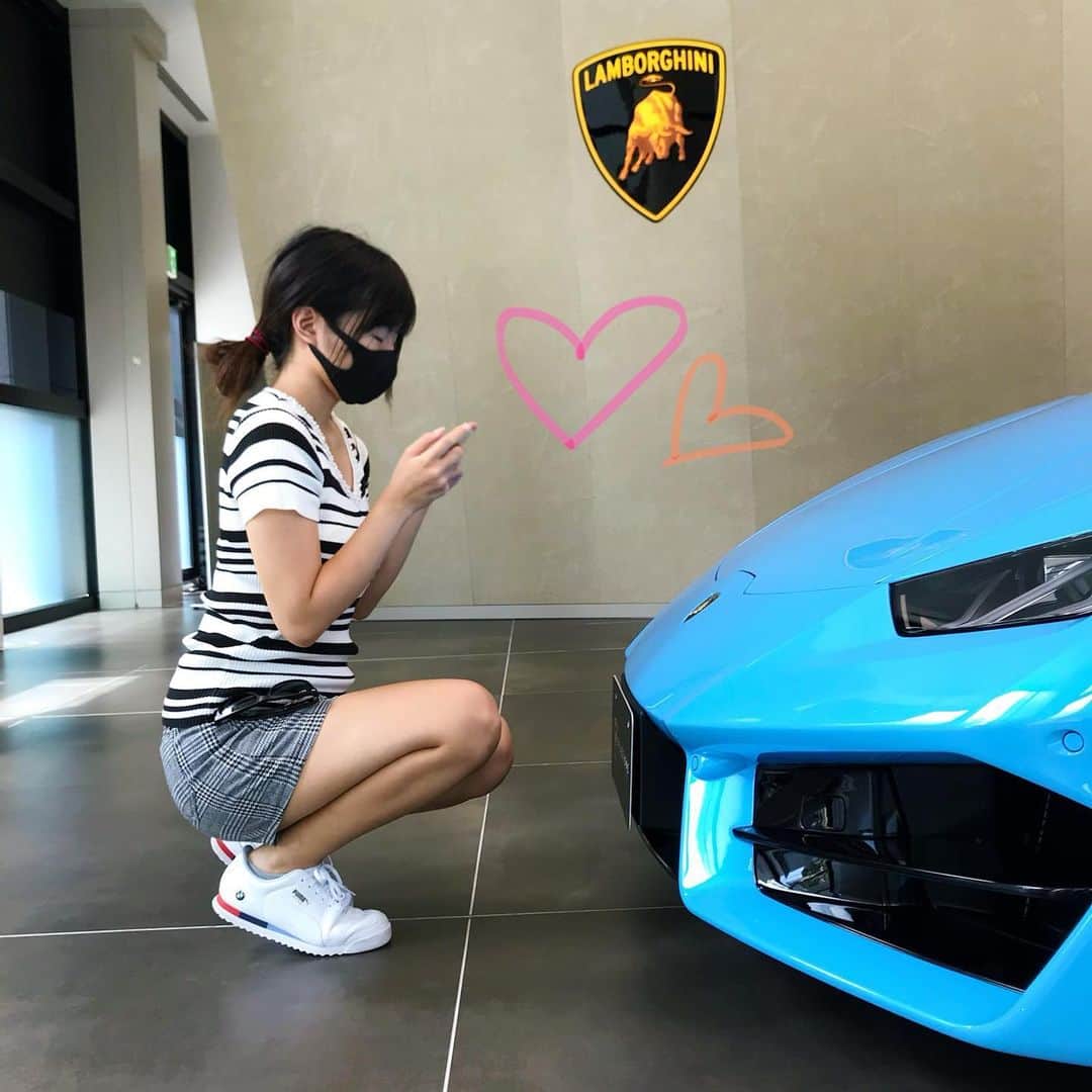 おつぽんのインスタグラム：「ウラカン大好き💎今まで色々なスーパーカーを試乗してきて、個人的にウラカンは運転しやすくて本当に楽しい☺️バブリング音が最高！まずデザインに一目惚れ。ちょうど車のYouTubeを始めた頃にウラカンが発売されて、それ以来ずっと好き。ウラカン試乗動画も今や300万再生を超えてチャンネル内の一位に！！思い入れのある車です。 #huracanspyder #huracan #lamborghini #blucepheus #ランボルギーニ #ウラカン #ウラカンスパイダー #ランボルギーニ横浜 #バブリング #youtuber #withlamborghinijapan」