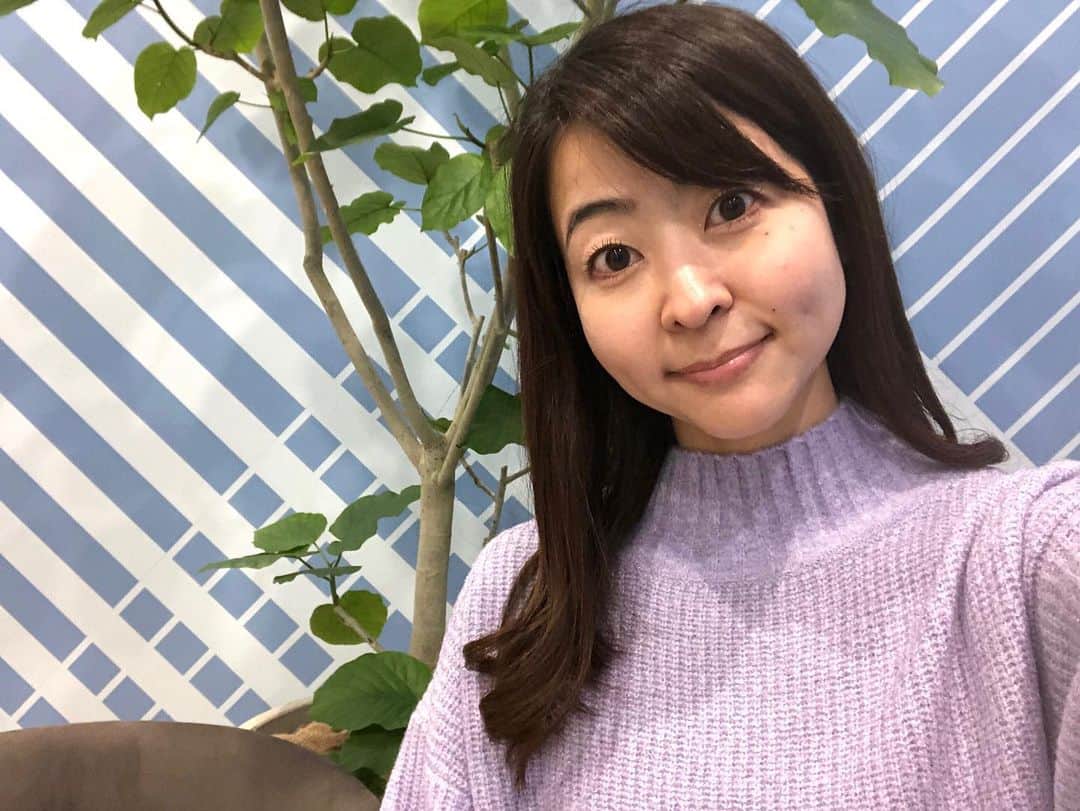 のインスタグラム：「きょう、自分で髪の毛を外巻きにすることができました。 どうしてもストレート感を残した感じにしたいですが、私にとっては劇的な変化です。 #気象予報士 #この歳になって巻き髪デビュー #これまで巻き髪に興味がなかった #今でもストレートヘアが一番好き #くせ毛なので扱いは大変 #毎日ドライヤーに13分かかる #クレイツ32mmのコテを買いました #ほぼストレートやんと言われそう」