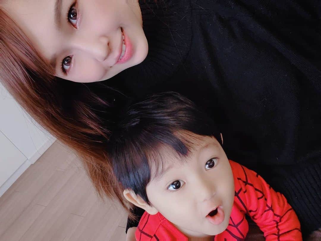 佐藤夏希のインスタグラム：「もうすぐクリスマス⛄🎄✨ 我が家のスパイダーマンくん🕷️も とーっても楽しみにしてる🎅  クリスマスは何を作ろう？皆さんはもうメニュー決めましたか？😱💓 ずっと悩んでるけど決まらないよー😱 * * * #男の子#男の子ママ#おやこーで #むすこーで #息子#息子ラブ #2歳#0歳#ママ#3歳差育児 #ママスタグラム#mama#mamastagram #mamanoko #ママリ#成長記録 #2児ママ#兄弟#babyboy #justborn#3歳差兄弟 #1ヶ月 #ベビスタグラム#生後1ヶ月#クリスマス#Xmas#merryChristmas」