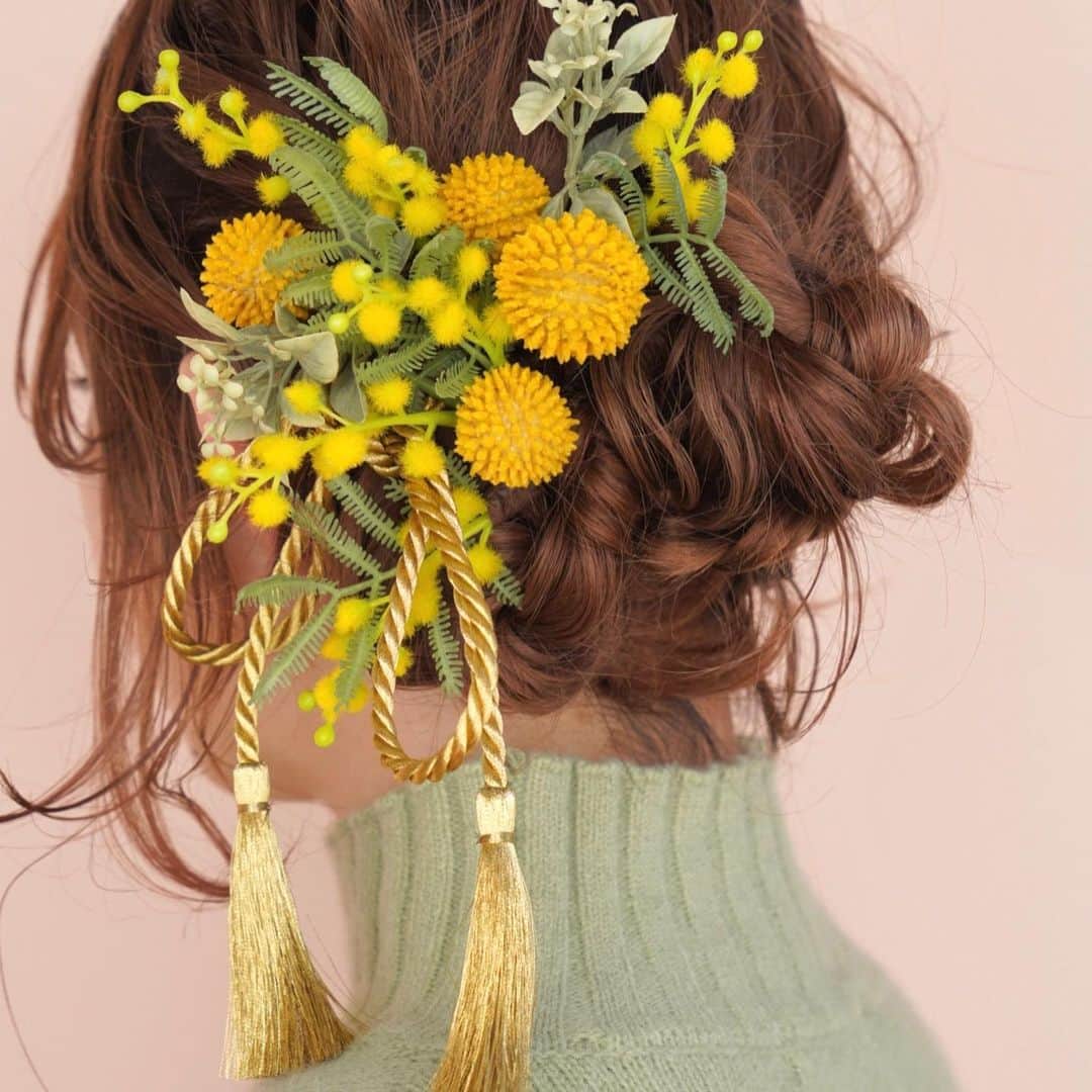 waco⭐️CHACOさんのインスタグラム写真 - (waco⭐️CHACOInstagram)「ミモザの髪飾りセット🌿 本日発売の造花のお花や葉っぱ12点の髪飾りです。 別売りのタッセルリボンもとっても可愛くできました。 成人式や卒業式にもぴったりです。  今回も素敵に髪飾りをつけてくれた @ymmi0111 ちゃん。 お花やリボンを上手に髪にいけてくれる @eight_hair 。 チームワークで素敵な撮影ができました🎀  model @ymmi0111  photo eicou hair @eight_hair  flower @wacochaco」12月15日 18時59分 - wacochaco
