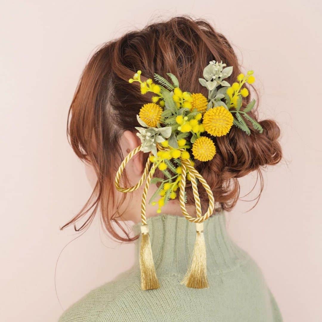 waco⭐️CHACOのインスタグラム：「ミモザの髪飾りセット🌿 本日発売の造花のお花や葉っぱ12点の髪飾りです。 別売りのタッセルリボンもとっても可愛くできました。 成人式や卒業式にもぴったりです。  今回も素敵に髪飾りをつけてくれた @ymmi0111 ちゃん。 お花やリボンを上手に髪にいけてくれる @eight_hair 。 チームワークで素敵な撮影ができました🎀  model @ymmi0111  photo eicou hair @eight_hair  flower @wacochaco」