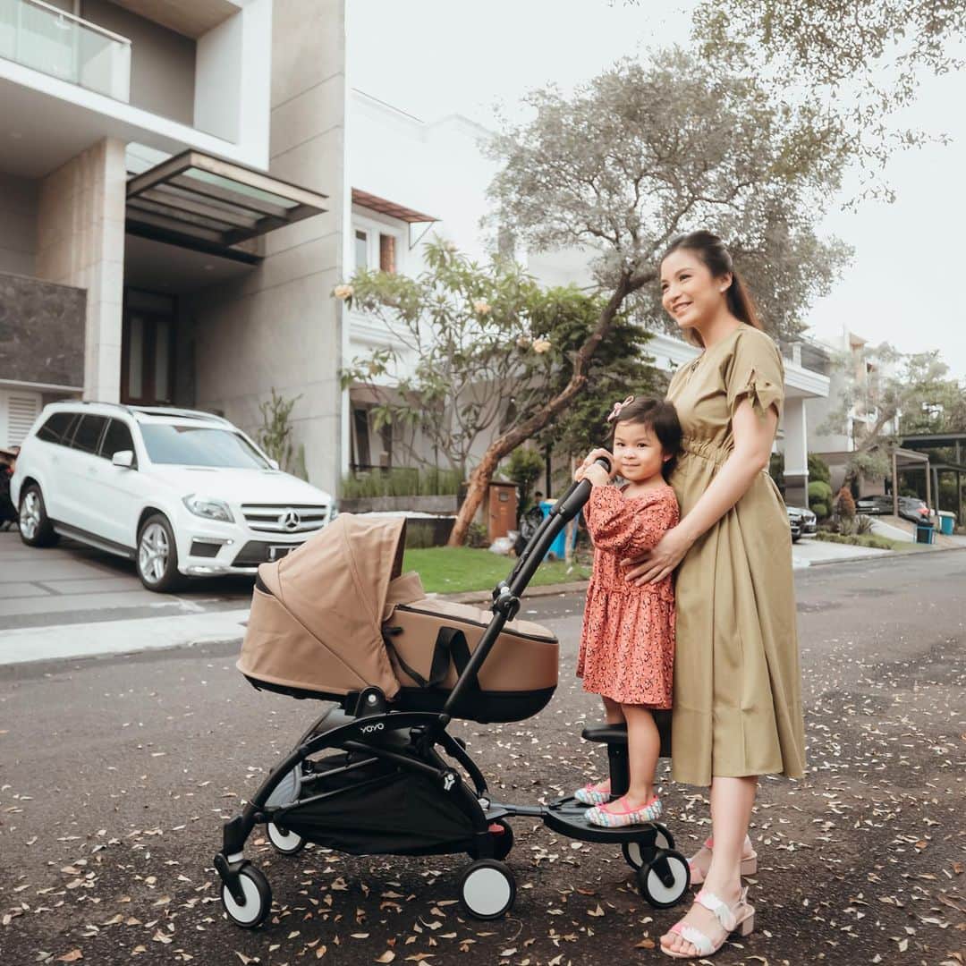 チェルシー・オリビアのインスタグラム：「Stroller baru favorite ku, YOYO² dari @babyzenindonesia karena ringan banget, mudah dibuka dan cabin size. Beratnya hanya 6 kg jadi mudah untuk dibawa kemana aja. Handle bar nya berbahan soft faux leather jadi nyaman banget ketika dorong stroller, bahkan bisa dorong pake satu tangan!   Dante juga nyaman diajak jalan pake bassinet nya @babyzenindonesia karena matrasnya super tebel & adem. bassinet yang aku pakai ini bisa untuk newborn sampai Dante umur 6 bulan loh! Babyzen juga ada YOYO board nya jadi Nastusha bisa ikut didorong barengan sama Dante deh.  Aku tau YOYO² itu terkenal untuk stroller traveling, tapi ternyata pas dipakai untuk keseharian pun nyaman banget dipake! Happy banget deh Definitely YOYO² is The One You Need Everyday from newborn to toddler.  #babyzenyoyo #theoneyouneed #babyzenstroller #YOYO2 #yoyobassinet #babyzenindonesia」