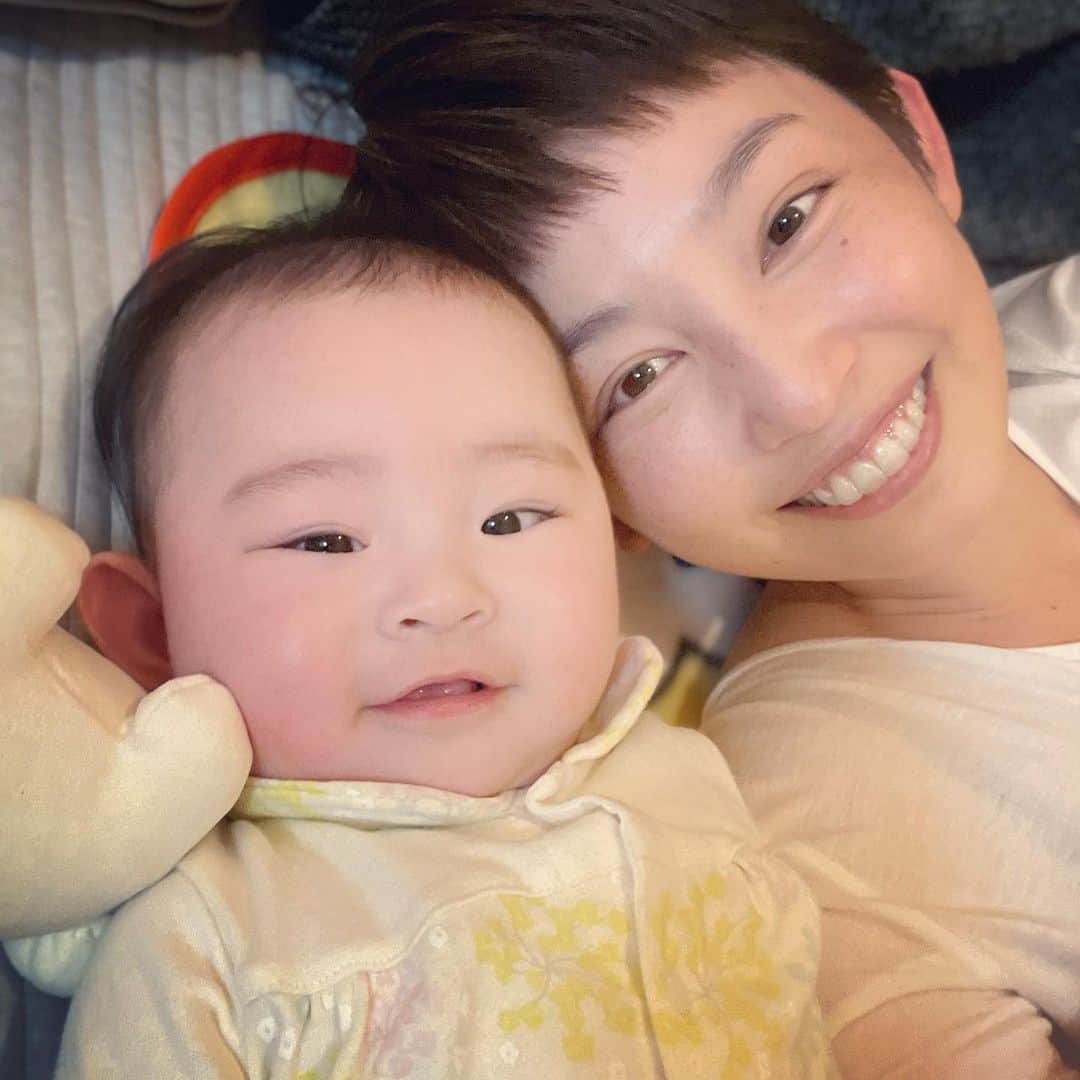 栄田祥子のインスタグラム：「生後4ヶ月。相変わらずまんじゅうちゃん。寝返りマスター。よだれの分泌マシマシ。どうイメージしても、継続できる範囲内の疲労レベルでワンオペお風呂を達成できる気がせず、未だにキッチン×ベビーバスで入れてる。いつかは挑戦しないとなあ。3枚目はおしゃぶりをちゅぽん！と取った直後のお口。じわる。てんやわんや、でもまいにちかわいい。」