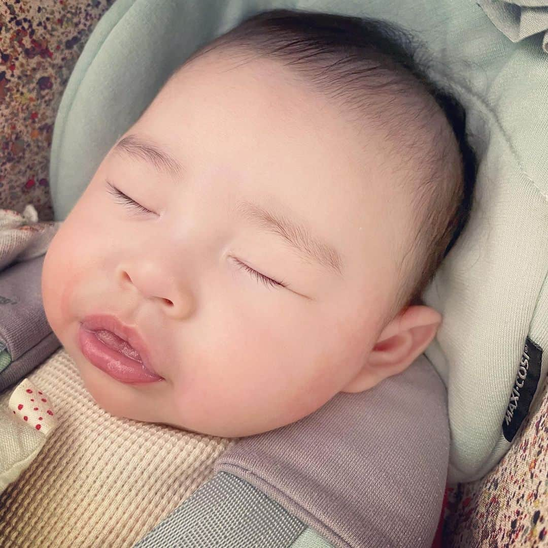 栄田祥子さんのインスタグラム写真 - (栄田祥子Instagram)「生後4ヶ月。相変わらずまんじゅうちゃん。寝返りマスター。よだれの分泌マシマシ。どうイメージしても、継続できる範囲内の疲労レベルでワンオペお風呂を達成できる気がせず、未だにキッチン×ベビーバスで入れてる。いつかは挑戦しないとなあ。3枚目はおしゃぶりをちゅぽん！と取った直後のお口。じわる。てんやわんや、でもまいにちかわいい。」12月15日 19時01分 - shoko_eida