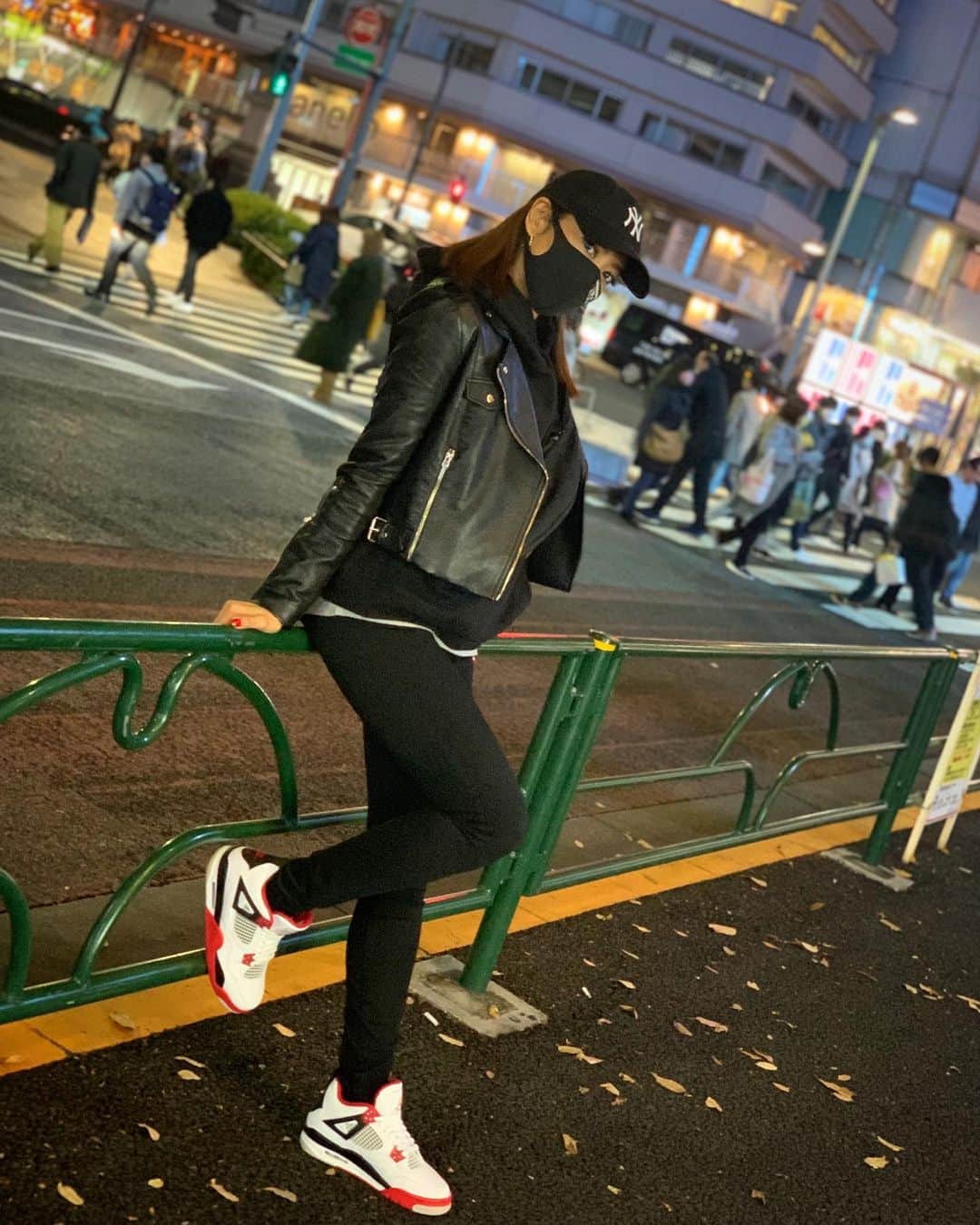 Meg（メグ）のインスタグラム：「❤️🖤🤍 #Kicks of the day👟 . . お気に入りのJordanと❤️ . NYにいた時はよく黒の服 着てました。NYの人は黒 コーデ率高いです🤔 . . 日本帰国して母親に私の 洗濯物がカラスみたいに 全部真っ黒と言われてた 事を思い出しますw😂😂 . . . #nike #airjordan #sneakershead #kotd #tokyo #newyork #ny #newyorkyankees #streetfashion #sneakerfashion #ナイキ #スニーカーファッション #ストリートファッション #スニーカー好きな人と繋がりたい #踊れる筋肉」