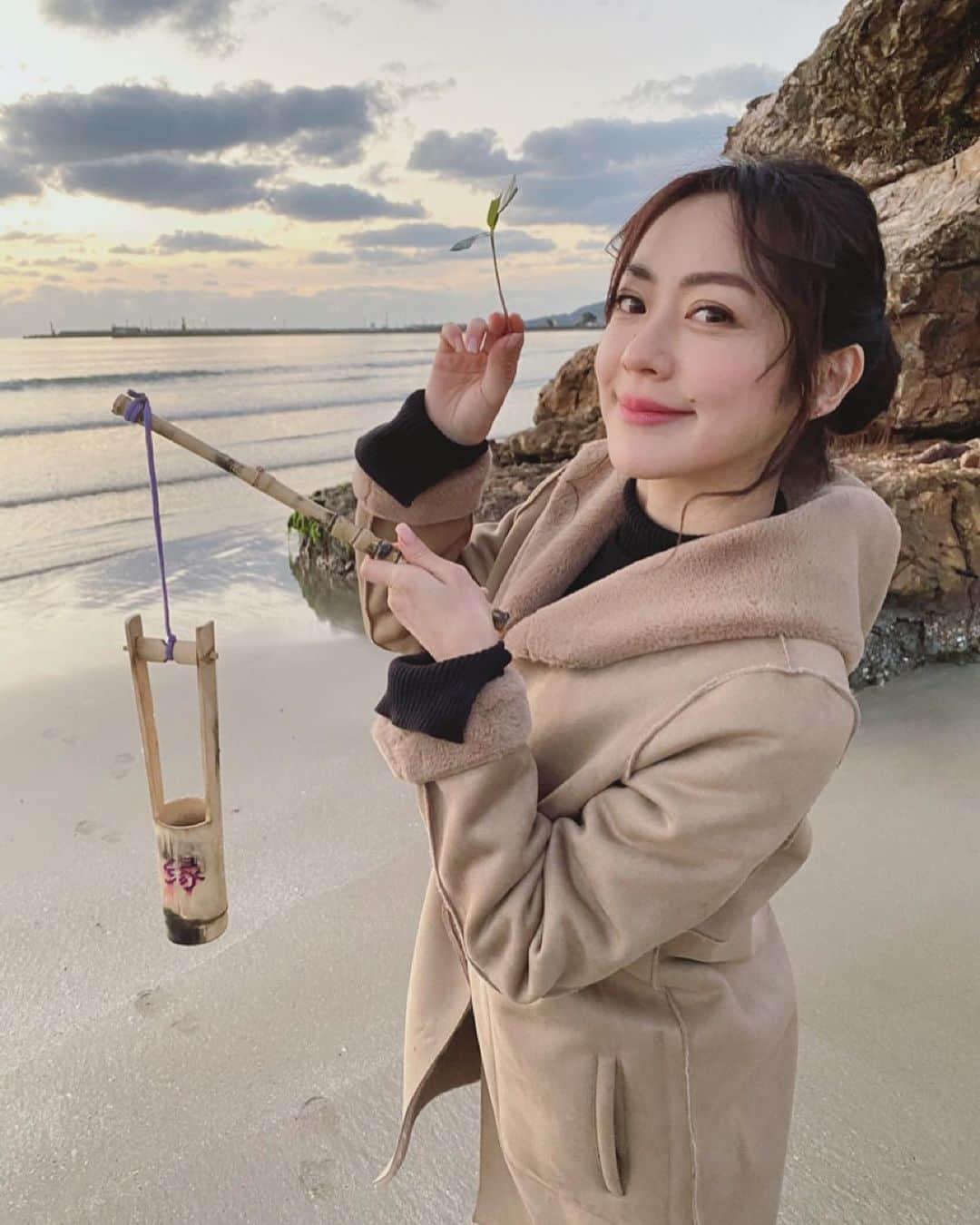 のインスタグラム：「縁🙏🎋 ・ #夕日 #禊  #縁を切って縁を結ぶ  #ついたちまいり #positivevibes  #風の時代  #aquarius」