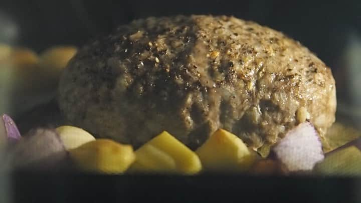 Rocoのインスタグラム：「12.15 晩ごはんは　#ケンタロウレシピ　でミートローフ。一緒に野菜も焼いて。 お肉の中にゆで卵や茹で野菜入れてちょっと豪華にクリスマスのメニューにも良いね🎄✨  #rocoごはん  #晩ごはん#ミートローフ #パナソニックビストロ　@panasonic_cooking」