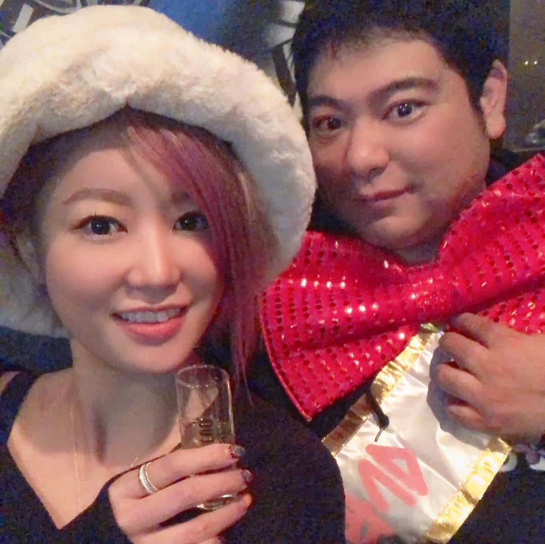 琥珀うたさんのインスタグラム写真 - (琥珀うたInstagram)「. . 毎度の時差投稿 地元の友達、下僕社長 @geboku_shacho に呼ばれて、みんな大好きでっちゃんのお誕生日会。 わいわいしすぎた😂 死ぬほど笑ったー！ 出せない動画まみれ🤣🤣 でっちゃんおめでとー🥰🙌🏼 . . #friends  #hbd #birthday  #party #誕生日」12月15日 19時03分 - uta0214khk