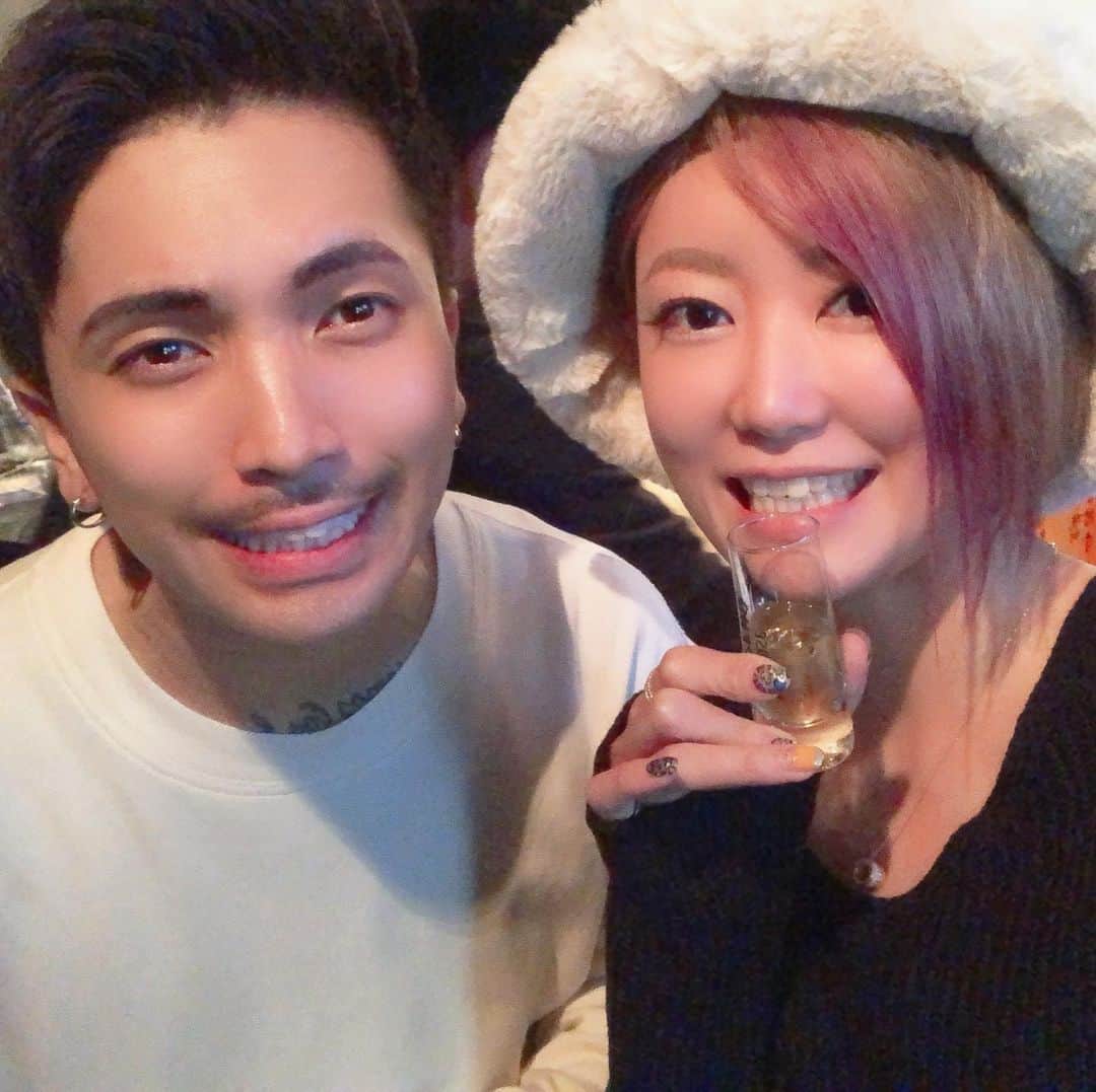 琥珀うたさんのインスタグラム写真 - (琥珀うたInstagram)「. . 毎度の時差投稿 地元の友達、下僕社長 @geboku_shacho に呼ばれて、みんな大好きでっちゃんのお誕生日会。 わいわいしすぎた😂 死ぬほど笑ったー！ 出せない動画まみれ🤣🤣 でっちゃんおめでとー🥰🙌🏼 . . #friends  #hbd #birthday  #party #誕生日」12月15日 19時03分 - uta0214khk