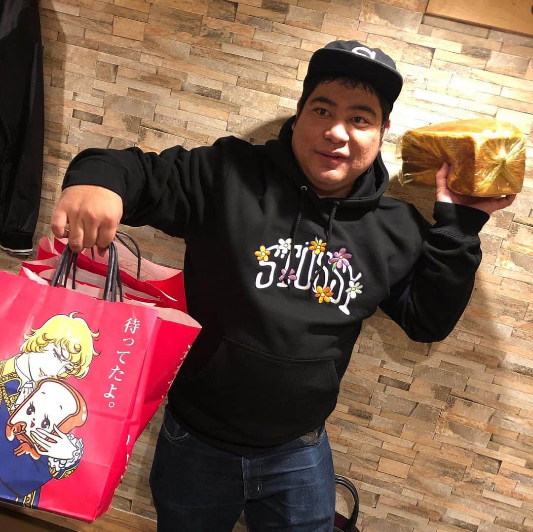 琥珀うたさんのインスタグラム写真 - (琥珀うたInstagram)「. . 毎度の時差投稿 地元の友達、下僕社長 @geboku_shacho に呼ばれて、みんな大好きでっちゃんのお誕生日会。 わいわいしすぎた😂 死ぬほど笑ったー！ 出せない動画まみれ🤣🤣 でっちゃんおめでとー🥰🙌🏼 . . #friends  #hbd #birthday  #party #誕生日」12月15日 19時03分 - uta0214khk