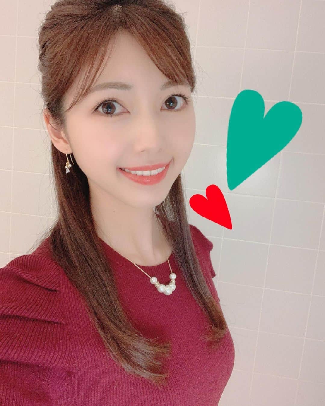 川又智菜美のインスタグラム：「こんばんは💫﻿ 皆さんいつもいいねやコメント﻿ ありがとうございます💕﻿ とっても元気づけられています☺️✨﻿ ﻿ 日曜日の衣装はワインレッドカラーで﻿ なんだかクリスマスを彷彿させるお色でした🎄﻿ 袖の部分がくしゃっとなっているつくりが﻿ 可愛かったです😍﻿ 👗 @rirandture_official ﻿ ﻿ 少しでもクリスマス気分を味わおうと﻿ お家に#スノードーム を飾りました😊﻿ 雪を降らせては癒されています⛄️﻿ ﻿ #日テレNEWS24 #N24 #衣装 #ピアス #パールネックレス﻿」