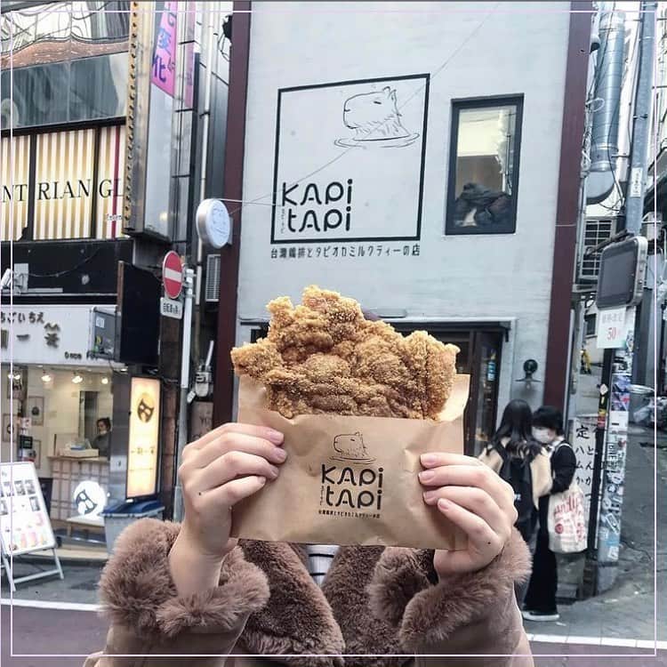 ピコフードさんのインスタグラム写真 - (ピコフードInstagram)「. 顔が隠れるほど巨大チキン⁉︎ ﻿とてもサクサクしていて食べ応えある台灣大鶏排が渋谷に上陸したみたいです🍗❤️ ﻿ 🍽️🍽️🍽️🍽️🍽️🍽️🍽️🍽️﻿ お店のタグ﻿ #kapitapi  他の地域を探す﻿ #piko_渋谷﻿ 🍽️🍽️🍽️🍽️🍽🍽️🍽️ ﻿ @jukananan727  @hasami___n1204  @yuzukkyu  @akari7377  @liulifejp  さん﻿ ありがとうございました！！﻿ 🐥 🐥 🐥 🐥 🐥 🐥 🐥 🐥 🐥 🐥 🐥 🐥﻿ ﻿ ※最新の情報は調べてご確認をお願いします🙇🏻‍♀️﻿ ﻿ 関東圏内のオシャレなグルメの投稿を厳選し、﻿ 紹介してます👣👀﻿ オシャレなグルメを見つけよう！➡️ @piko_food_﻿ #piko_food もつけて投稿してくれると﻿ いいねとたまにコメントしに行きます❤️﻿ ﻿ 🐥 🐥 🐥 🐥 🐥 🐥 🐥 🐥 🐥 🐥 🐥 🐥﻿ ﻿ ﻿ .﻿ ﻿ .﻿ #東京カフェ#東京ランチ#東京グルメ#渋谷グルメ#渋谷ランチ#渋谷タピオカ #台湾グルメ #大鶏排 #ランチ巡り#東京カフェ巡り #ランチタイム #ランチ巡り #カフェスタグラム #グルメスタグラム #グルメ女子 #グルメ部 #グルメ巡り#グルメ男子 #ランチデート #タピオカ #渋谷 #グルメ散歩 #食べ歩き #食べ歩きグルメ」12月15日 19時04分 - piko_food_