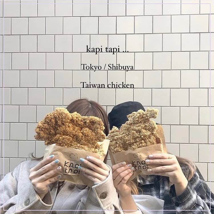 ピコフードさんのインスタグラム写真 - (ピコフードInstagram)「. 顔が隠れるほど巨大チキン⁉︎ ﻿とてもサクサクしていて食べ応えある台灣大鶏排が渋谷に上陸したみたいです🍗❤️ ﻿ 🍽️🍽️🍽️🍽️🍽️🍽️🍽️🍽️﻿ お店のタグ﻿ #kapitapi  他の地域を探す﻿ #piko_渋谷﻿ 🍽️🍽️🍽️🍽️🍽🍽️🍽️ ﻿ @jukananan727  @hasami___n1204  @yuzukkyu  @akari7377  @liulifejp  さん﻿ ありがとうございました！！﻿ 🐥 🐥 🐥 🐥 🐥 🐥 🐥 🐥 🐥 🐥 🐥 🐥﻿ ﻿ ※最新の情報は調べてご確認をお願いします🙇🏻‍♀️﻿ ﻿ 関東圏内のオシャレなグルメの投稿を厳選し、﻿ 紹介してます👣👀﻿ オシャレなグルメを見つけよう！➡️ @piko_food_﻿ #piko_food もつけて投稿してくれると﻿ いいねとたまにコメントしに行きます❤️﻿ ﻿ 🐥 🐥 🐥 🐥 🐥 🐥 🐥 🐥 🐥 🐥 🐥 🐥﻿ ﻿ ﻿ .﻿ ﻿ .﻿ #東京カフェ#東京ランチ#東京グルメ#渋谷グルメ#渋谷ランチ#渋谷タピオカ #台湾グルメ #大鶏排 #ランチ巡り#東京カフェ巡り #ランチタイム #ランチ巡り #カフェスタグラム #グルメスタグラム #グルメ女子 #グルメ部 #グルメ巡り#グルメ男子 #ランチデート #タピオカ #渋谷 #グルメ散歩 #食べ歩き #食べ歩きグルメ」12月15日 19時04分 - piko_food_