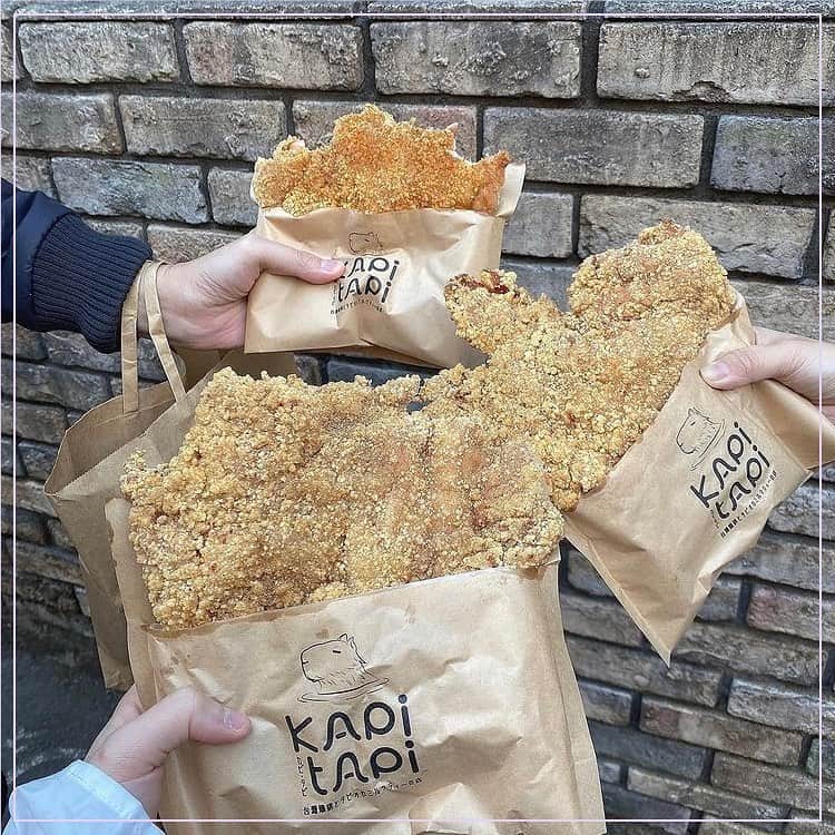 ピコフードさんのインスタグラム写真 - (ピコフードInstagram)「. 顔が隠れるほど巨大チキン⁉︎ ﻿とてもサクサクしていて食べ応えある台灣大鶏排が渋谷に上陸したみたいです🍗❤️ ﻿ 🍽️🍽️🍽️🍽️🍽️🍽️🍽️🍽️﻿ お店のタグ﻿ #kapitapi  他の地域を探す﻿ #piko_渋谷﻿ 🍽️🍽️🍽️🍽️🍽🍽️🍽️ ﻿ @jukananan727  @hasami___n1204  @yuzukkyu  @akari7377  @liulifejp  さん﻿ ありがとうございました！！﻿ 🐥 🐥 🐥 🐥 🐥 🐥 🐥 🐥 🐥 🐥 🐥 🐥﻿ ﻿ ※最新の情報は調べてご確認をお願いします🙇🏻‍♀️﻿ ﻿ 関東圏内のオシャレなグルメの投稿を厳選し、﻿ 紹介してます👣👀﻿ オシャレなグルメを見つけよう！➡️ @piko_food_﻿ #piko_food もつけて投稿してくれると﻿ いいねとたまにコメントしに行きます❤️﻿ ﻿ 🐥 🐥 🐥 🐥 🐥 🐥 🐥 🐥 🐥 🐥 🐥 🐥﻿ ﻿ ﻿ .﻿ ﻿ .﻿ #東京カフェ#東京ランチ#東京グルメ#渋谷グルメ#渋谷ランチ#渋谷タピオカ #台湾グルメ #大鶏排 #ランチ巡り#東京カフェ巡り #ランチタイム #ランチ巡り #カフェスタグラム #グルメスタグラム #グルメ女子 #グルメ部 #グルメ巡り#グルメ男子 #ランチデート #タピオカ #渋谷 #グルメ散歩 #食べ歩き #食べ歩きグルメ」12月15日 19時04分 - piko_food_