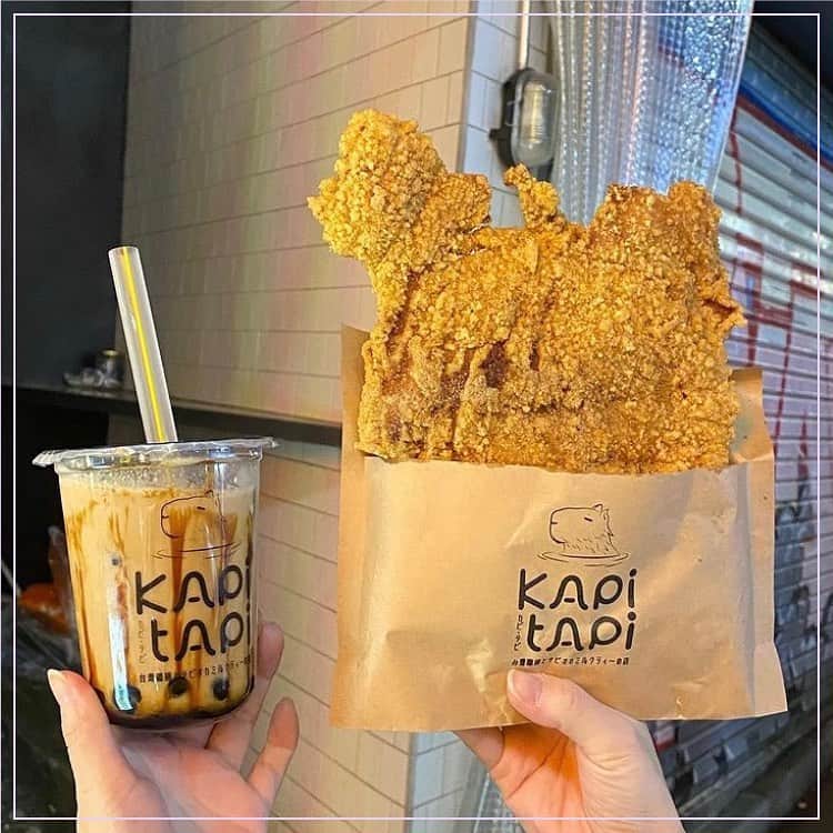 ピコフードさんのインスタグラム写真 - (ピコフードInstagram)「. 顔が隠れるほど巨大チキン⁉︎ ﻿とてもサクサクしていて食べ応えある台灣大鶏排が渋谷に上陸したみたいです🍗❤️ ﻿ 🍽️🍽️🍽️🍽️🍽️🍽️🍽️🍽️﻿ お店のタグ﻿ #kapitapi  他の地域を探す﻿ #piko_渋谷﻿ 🍽️🍽️🍽️🍽️🍽🍽️🍽️ ﻿ @jukananan727  @hasami___n1204  @yuzukkyu  @akari7377  @liulifejp  さん﻿ ありがとうございました！！﻿ 🐥 🐥 🐥 🐥 🐥 🐥 🐥 🐥 🐥 🐥 🐥 🐥﻿ ﻿ ※最新の情報は調べてご確認をお願いします🙇🏻‍♀️﻿ ﻿ 関東圏内のオシャレなグルメの投稿を厳選し、﻿ 紹介してます👣👀﻿ オシャレなグルメを見つけよう！➡️ @piko_food_﻿ #piko_food もつけて投稿してくれると﻿ いいねとたまにコメントしに行きます❤️﻿ ﻿ 🐥 🐥 🐥 🐥 🐥 🐥 🐥 🐥 🐥 🐥 🐥 🐥﻿ ﻿ ﻿ .﻿ ﻿ .﻿ #東京カフェ#東京ランチ#東京グルメ#渋谷グルメ#渋谷ランチ#渋谷タピオカ #台湾グルメ #大鶏排 #ランチ巡り#東京カフェ巡り #ランチタイム #ランチ巡り #カフェスタグラム #グルメスタグラム #グルメ女子 #グルメ部 #グルメ巡り#グルメ男子 #ランチデート #タピオカ #渋谷 #グルメ散歩 #食べ歩き #食べ歩きグルメ」12月15日 19時04分 - piko_food_