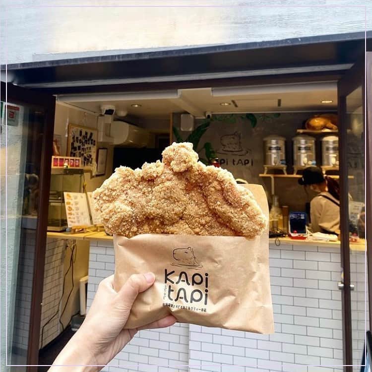 ピコフードさんのインスタグラム写真 - (ピコフードInstagram)「. 顔が隠れるほど巨大チキン⁉︎ ﻿とてもサクサクしていて食べ応えある台灣大鶏排が渋谷に上陸したみたいです🍗❤️ ﻿ 🍽️🍽️🍽️🍽️🍽️🍽️🍽️🍽️﻿ お店のタグ﻿ #kapitapi  他の地域を探す﻿ #piko_渋谷﻿ 🍽️🍽️🍽️🍽️🍽🍽️🍽️ ﻿ @jukananan727  @hasami___n1204  @yuzukkyu  @akari7377  @liulifejp  さん﻿ ありがとうございました！！﻿ 🐥 🐥 🐥 🐥 🐥 🐥 🐥 🐥 🐥 🐥 🐥 🐥﻿ ﻿ ※最新の情報は調べてご確認をお願いします🙇🏻‍♀️﻿ ﻿ 関東圏内のオシャレなグルメの投稿を厳選し、﻿ 紹介してます👣👀﻿ オシャレなグルメを見つけよう！➡️ @piko_food_﻿ #piko_food もつけて投稿してくれると﻿ いいねとたまにコメントしに行きます❤️﻿ ﻿ 🐥 🐥 🐥 🐥 🐥 🐥 🐥 🐥 🐥 🐥 🐥 🐥﻿ ﻿ ﻿ .﻿ ﻿ .﻿ #東京カフェ#東京ランチ#東京グルメ#渋谷グルメ#渋谷ランチ#渋谷タピオカ #台湾グルメ #大鶏排 #ランチ巡り#東京カフェ巡り #ランチタイム #ランチ巡り #カフェスタグラム #グルメスタグラム #グルメ女子 #グルメ部 #グルメ巡り#グルメ男子 #ランチデート #タピオカ #渋谷 #グルメ散歩 #食べ歩き #食べ歩きグルメ」12月15日 19時04分 - piko_food_