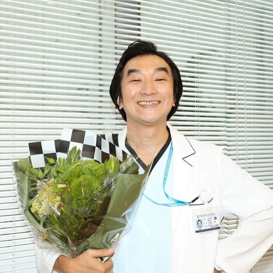 池田鉄洋のインスタグラム：「ムスメは「たまに花を持って帰ってくる」のが俺の仕事だと思っているらしい。なんてステキな仕事だろう！  ちなみに写真はアンサングシンデレラのオールアップにて。緑がメインで超お洒落！　だけどムスメは草だ！草だ！と大騒ぎ。やめなさい。」