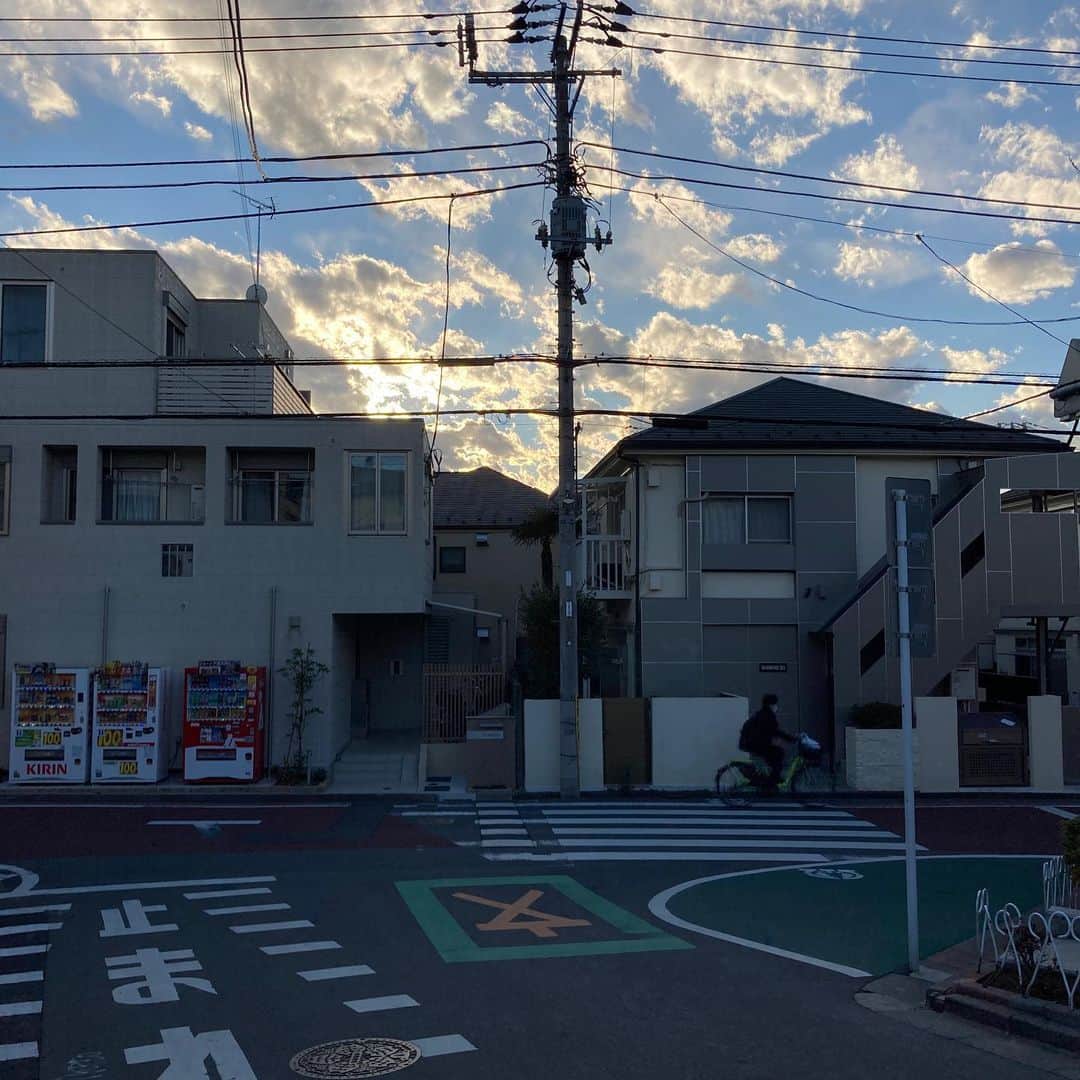 佐藤竜雄のインスタグラム：「ようやくキロ10分を切る歩きが出来るようになってきた。キレイな雲を見ながら1時間ほどウォーク。」