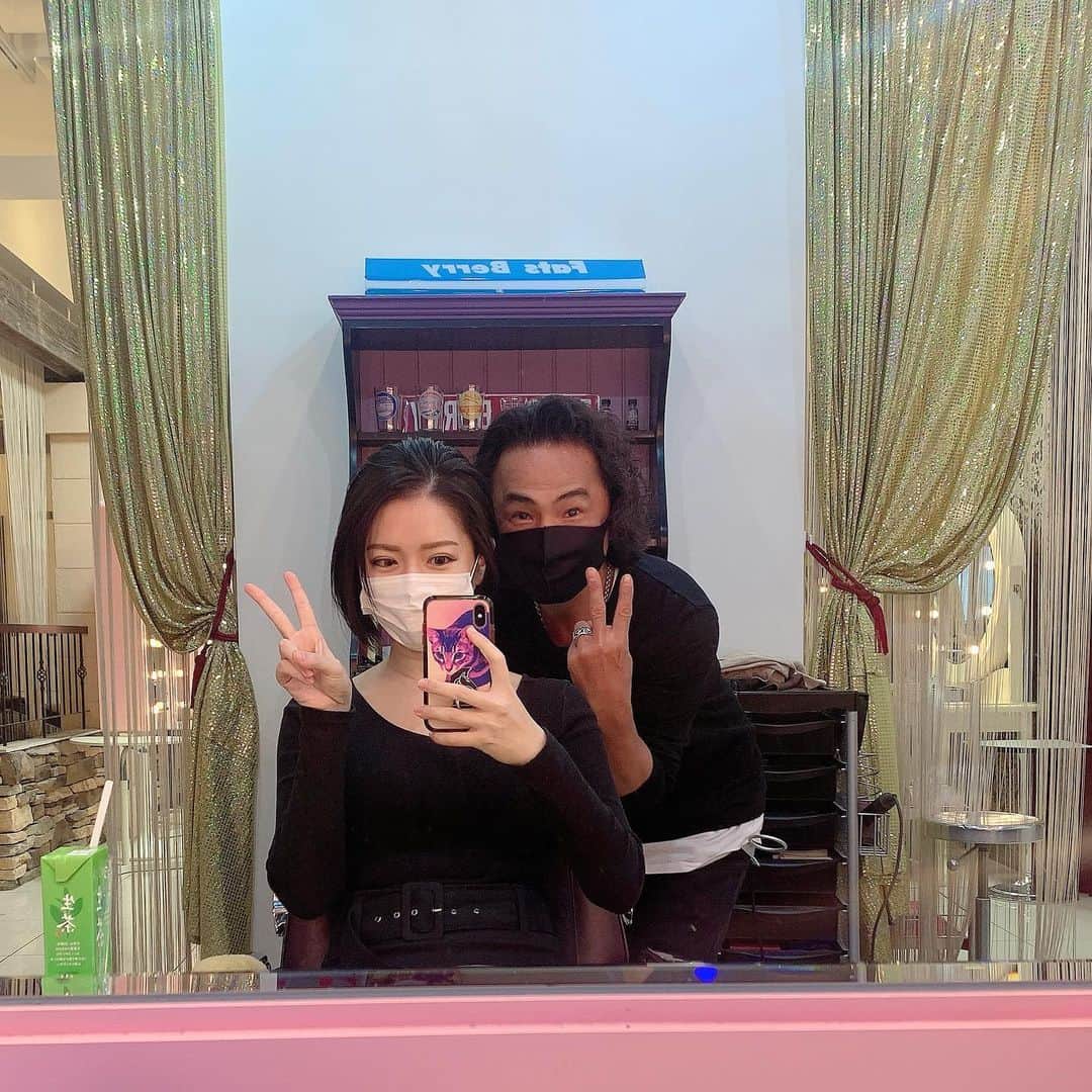のインスタグラム：「いつも平気で半年くらい空いてしまうヘアメンテに、珍しく2ヶ月空けずに行ってきました。 ちょっとだけスタイルチェンジ、重めのボブっぽいショートから少しボーイッシュな軽めのショートに変更です。 とっても良い感じ、流石谷やんです。 3枚目はお風呂場に入ってきたくせに出せと文句を言うむーさん、4枚目は乗って欲しくない所に限ってしっかり乗ってくるむーさんの可愛いおててです。 #fatsberry #谷崎隆幸 #ヘアメンテ #猫のいる暮らし」