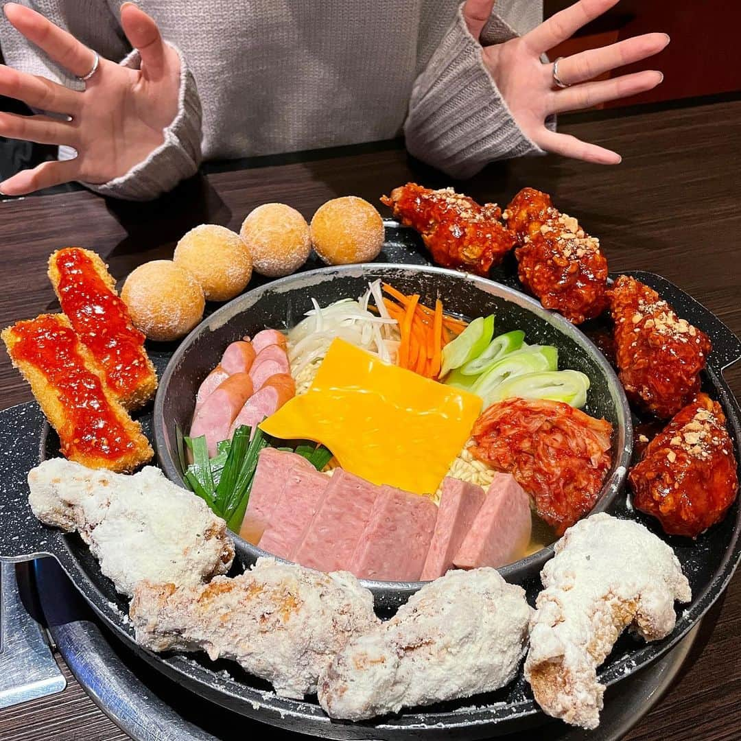 りょうくんグルメさんのインスタグラム写真 - (りょうくんグルメInstagram)「【新大久保 ハヌガ】 コスパ最高！！！ 新大久保の食べ放題！！！ ㅤㅤㅤㅤㅤㅤㅤㅤㅤㅤㅤㅤㅤ 🏠#新大久保 #ハヌガ 🚶‍♀️大久保駅徒歩1分 新大久保駅徒歩4分 📖UFOプデチゲチキン食べ放題 ランチ　11:00〜15:30 90分¥1,570+税 ディナー15:30〜22:00 70分　¥1,570＋税 120分　¥1,999+税  ハヌガの新作PR！！！ 今回はメニュー作りにも関わってきたよ✌️ メイン＋20種類韓国料理＋ソフトドリンク飲み放題のコスパ最高食べ放題！  ⠀ 新作メインメニューはプデチゲに韓国チキン、チーズボールにヤンニョムチーズスティック！！！ ⠀ メインのプデチゲはこの季節にぴったり！ ソーセージやスパム、野菜にチーズが入った韓国麺が美味しい！  チキンの味は4種類、ハニーバター・ヤンニョム・辛口・プレーンから2種類を選択！！！ (完食後おかわりの時には味の変更、組み合わせ変更が可能) ⠀ チーズボールはチーズパウダーがけ！ ⠀ 今回一番の推しがヤンニョムチーズスティック！太めでチーズがたっぷり入ってる伸びるやつ！ ソースめっちゃ美味いしここでしか食べられない！！！ ⠀ メインメニューも食べ放題だし、メイン以外の食べ放題も充実してて、トッポッキや、ハニーバターポテト、ご飯やお粥、韓国スープ、キムチにドリンクバーもついてこの値段だからガチでコスパ良い。 ⠀ ちなみに他メインは、UFOチーズチキン、UFOチーズタッカルビ、サムギョプサルがある！  りょうくん割は最後のページに載せて置いたから見てみて！今回はデザートだよ！店員さんに見せて注文してね！ ⠀ コスパ最高すぎるわ！楽しんできて✌️ ⠀  営業時間  ヘルシー韓友家  (例年22:00来店迄、24:00閉店、現在22:00閉店  東京都新宿区百人町1-18-10 太陽堂ビル　２F」12月15日 19時08分 - uryo1113