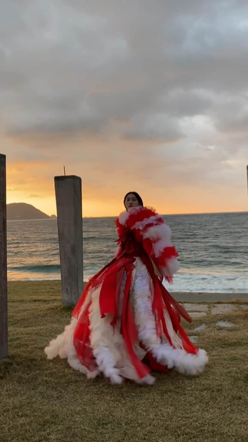 ARAKI SHIROのインスタグラム：「we naturally could share the precious sunset. . . . @81enda  @mkm_mentai93  @taisei_nakai  costume by me . . . #ARAKISHIRO#FUKUOKA#portrait#portraitphotography#filmphotography#costume#costumedesign#couture#hautecouture#portraitmood#reddress#福岡#ポートレート#モデル#衣装#コスチューム#アラキシロウ#sea#location#film」