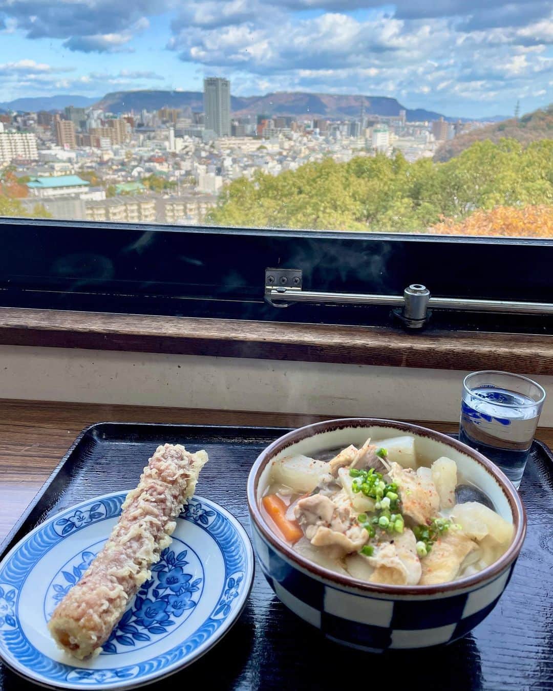 梶剛のインスタグラム：「『屋島』を見ながら『しっぽくうどん』を食べる。これぞ香川県だね〜。  #香川県 #讃岐うどん」