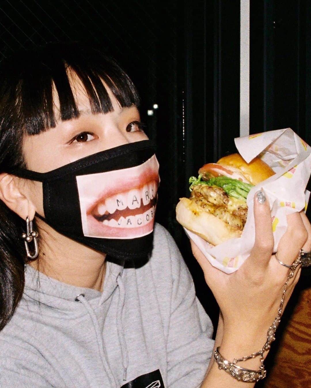 Young Juvenile Youthさんのインスタグラム写真 - (Young Juvenile YouthInstagram)「When you are to eat a burger, eat a good one🍔  #🍔🍔🍔🍔🍔🍔 #美味しいバーガー食べましょ  My sweatshirt from @yjystore  Burger from @burgerstokyo My mask by @marcjacobs」12月15日 19時10分 - yjymusic