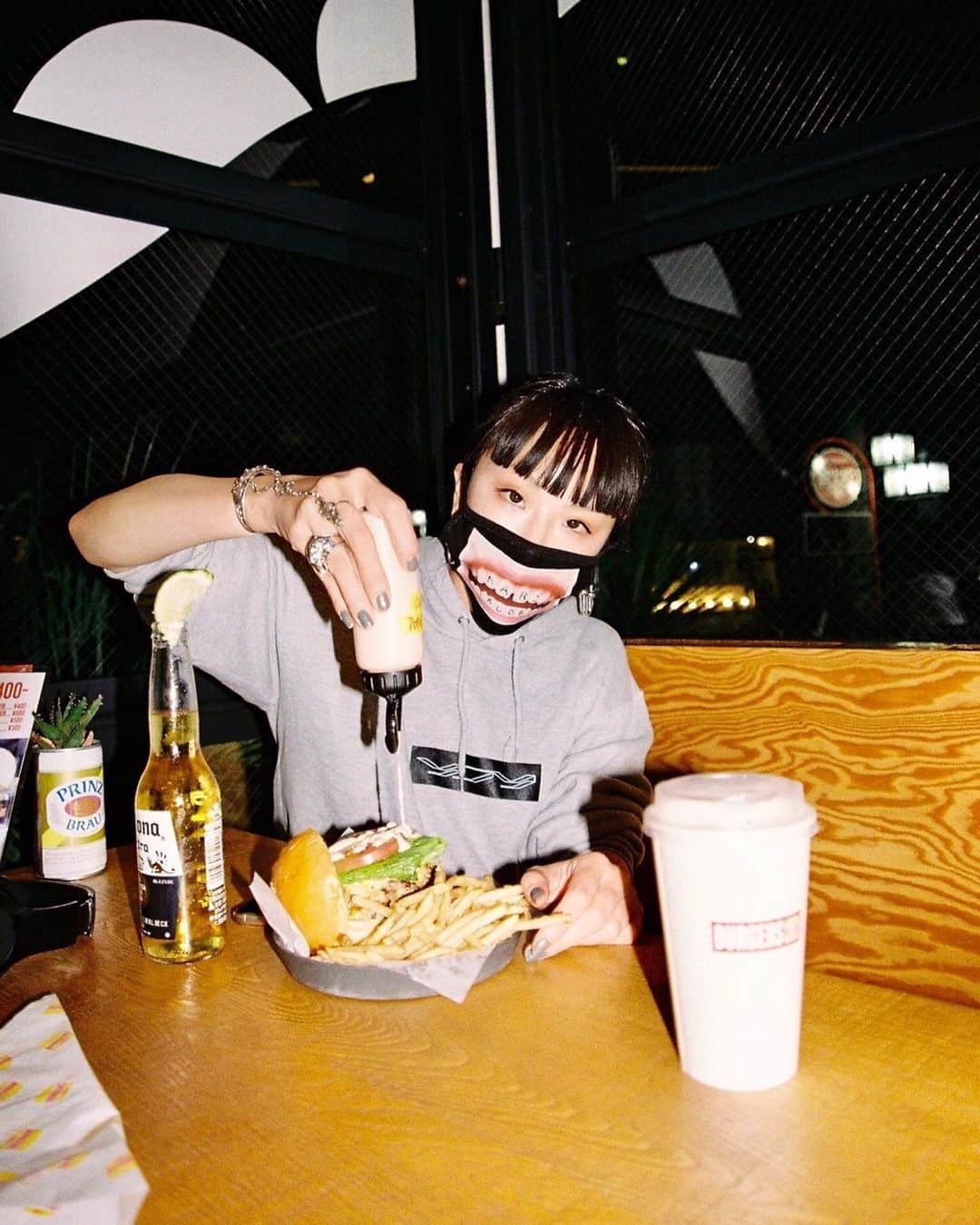 Young Juvenile Youthのインスタグラム：「When you are to eat a burger, eat a good one🍔  #🍔🍔🍔🍔🍔🍔 #美味しいバーガー食べましょ  My sweatshirt from @yjystore  Burger from @burgerstokyo My mask by @marcjacobs」