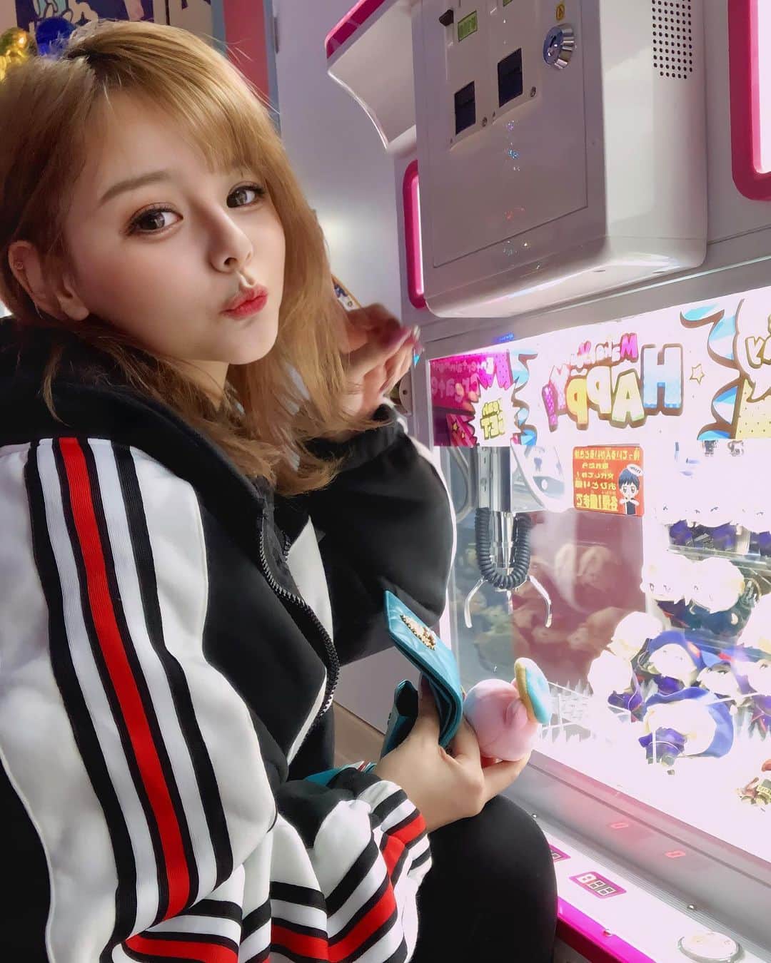 MIAのインスタグラム：「ゲーセン大好き！👾💗 ゲーセンデートしたい🥺（笑） . . カービー1発で取れたああん🥰 . .  #キャバ嬢 #キャバクラ #歌舞伎町 #すすきの#ミナミ #中洲 #ダンサー  #ショーパブ  #プリティーウーマン」