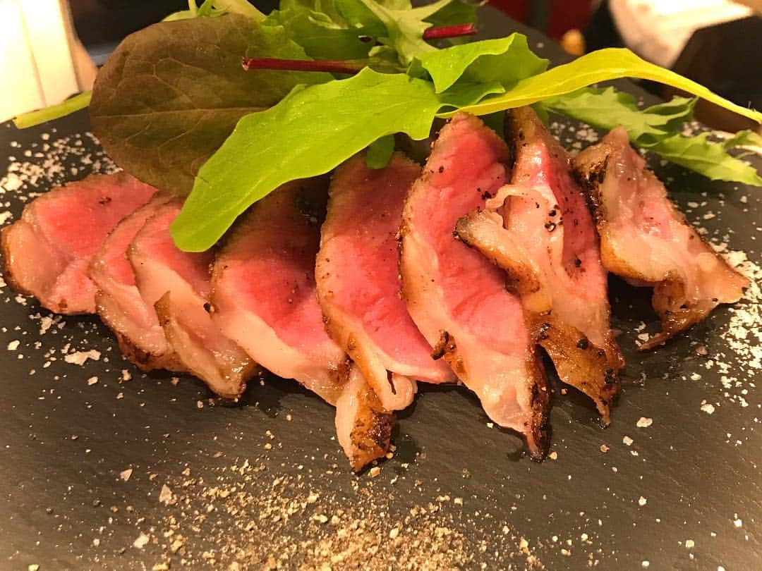 肉talian 金山店のインスタグラム：「. こんばんは！ 肉talian金山です！ . . 信州アルプス牛！国産のサーロインを、オーダーをいただいてからローストビーフにしてます！味付けは塩と黒胡椒のみで国産牛の純粋な旨味を味わえる一品になってます！ 食べてみればわかります！😋（とても美味しいです） 一度足を運んでみてください！ . . 皆さんの安全のため、感染拡大予防のため、検温、アルコール消毒、換気をさせていただいてます。 . #肉talian #肉タリアン #金山 #肉 #ワイン #スパークリングワイン #ステーキ #カジュアルイタリアン #イタリアン #牛肉 #豚肉 #ポルケッタ #鶏肉 #フライドチキン #メッセージプレート #デザートプレート #金山南口 #名古屋 #金山駅すぐ」