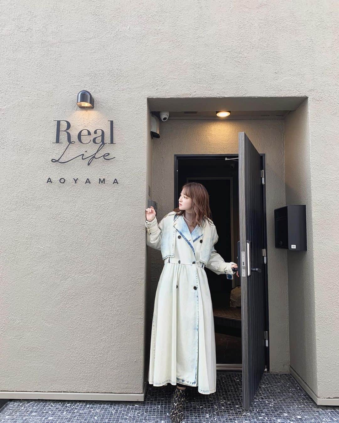 大野愛友佳のインスタグラム：「suite hotel🏠🎄  女子3人でクリスマスパーティーしたときの。 ロングコートは @msgm  軽いデニムでジャケットに見えるけどあったかい〜。  ここのレンタルルーム入り口もかわいくて、青山一丁目の駅近だし便利だった🤭💗  お友達が誕生日だったから、近くの @royalgardencafe にてティラミスも購入🎂  何よりお仕事終わり次第、集まってわいわいできるっていうのが充実だったわぁ🥰  #reallifeaoyama#南青山#青山一丁目#表参道#レンタルルーム#レンタルハウス#クリスマス女子会#女子会ディナー#クリスマスパーティー#クリスマスパーティー料理#エアビー#エアビー女子会#女子会コーデ#デニムジャケットコーデ#カウンターキッチン#アパートメントホテル @rl_tokyo」