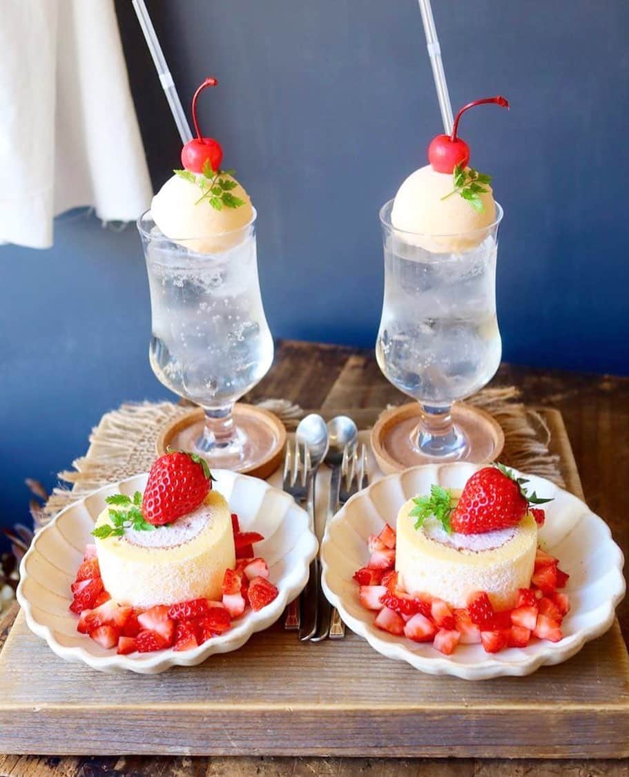 のインスタグラム：「［#cafemiru_神奈川］﻿ ——————————————————————﻿ まるで横にコロンと、くつろげるようなひとときを🌿「cafe yokoron」﻿ ﻿ 木苺のピューレでほんのりピンク色のホイップクリーム🤤⭐️ゆったりとしたひとときを過ごすことができます😌💐﻿ ﻿ ☑いちごのロールケーキ🍓﻿ ☑果実酢のクリームソーダ🍹﻿ ※販売状況は事前にお店へご確認ください。﻿ ﻿ 📍cafe yokoron﻿ ⚪︎住所 / 神奈川県藤沢市藤沢3-3-29﻿ ⚪︎営業時間 / 【月・火・金〜日】11:00〜18:00(LO.17:30)﻿ ※現在は営業時間が異なる場合がございますので、事前にご確認ください。﻿ ⚪︎定休日 / 水・木﻿ ⚪︎アクセス / 藤沢本町駅より徒歩2分﻿ ﻿ 【#cafemiru_Kanagawa】﻿ 📍cafe yokoron﻿ ◎Open Hours /【MON&TUE&FRI-SUN】11:00〜18:00(LO.17:30)﻿ ◎closest station / 「Fujisawahonmachi」﻿ ﻿ ☕️ @cafeyokoron﻿ 📷 @maki_1129__﻿ ———————————————————﻿ Cafemiruでは「#インスタ探検隊」or「#cafemiru」をタグ付けしているカフェ写真から、運営スタッフが厳選してご紹介しています👀🔍 ﻿ ￼」