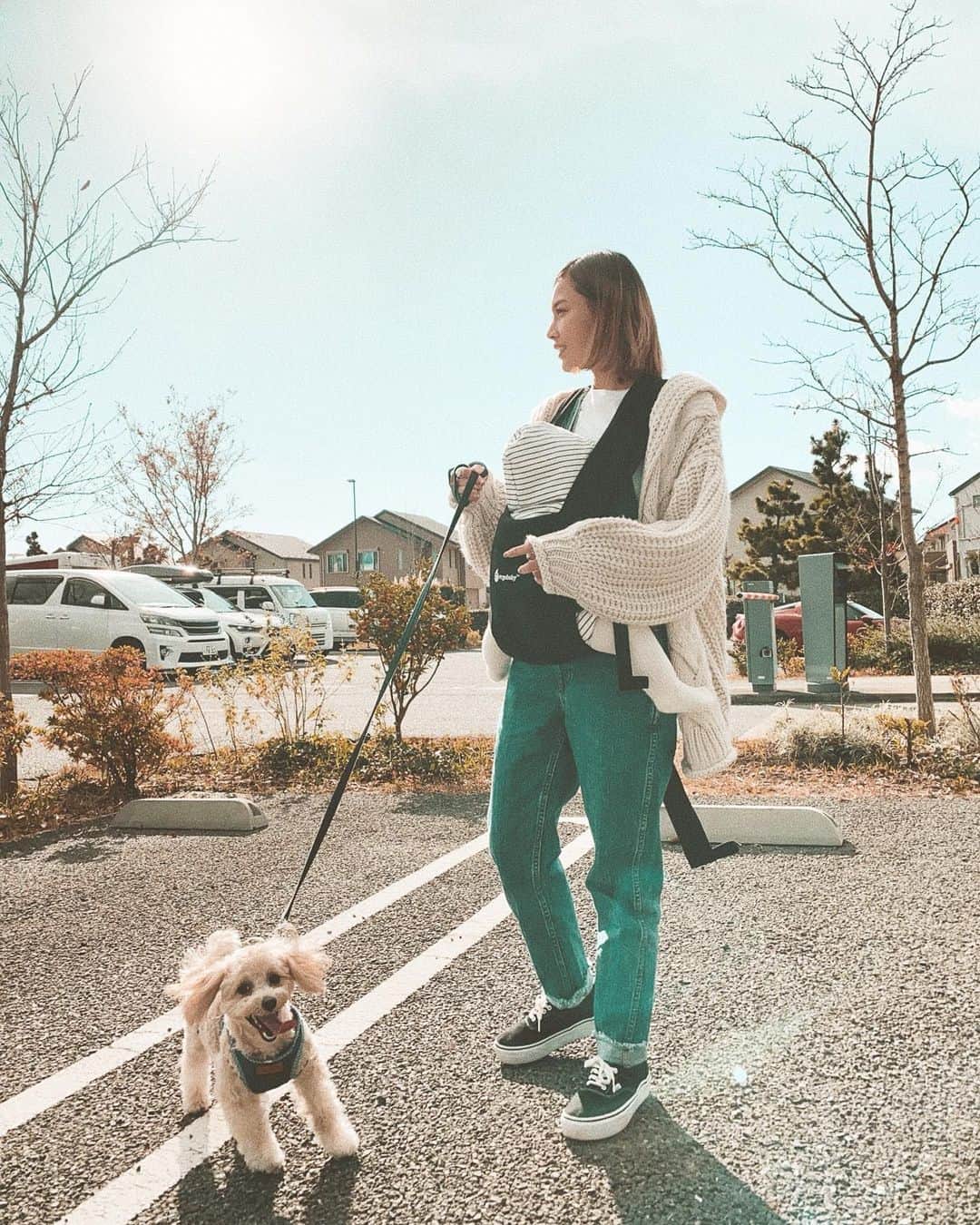 馬詰まほのインスタグラム：「お散歩がてらにスタバへ♡ この時期パッて羽織れるニットは本当に便利で最高！☺︎ なんだか今日の雲はすごかった☁️ お散歩大好きなコアモアさん 写真で伝わるだろうか、モアさんの興奮具合🐕笑 天気が良い日の今上家はこんな感じでゆるーく過ごしてます♡ knit / @vaillony」