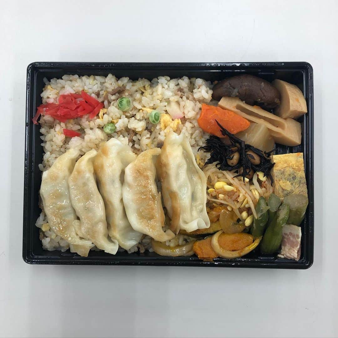 みのり(26)＠東京 ダイエットのインスタグラム：「. . 今日のおべんたぐらむ🍙 . . #チャー餃  yossy's kitchen . . 炒飯と餃子の中華弁当！ . 体力仕事にエネルギー満点の チャーハンあーんど、ぎょうざ！ . 略して、ちゃーぎょー！！！ . 糖質と脂質のコラボレーションは、 たまんないねぇ😆😆😆 . . いつも配達ありがとう❤️ . . . 今日も仕事つかれたぁ〜 . でもこれから筋トレ！😆😆😆 . . ◉ライザップ公認の紹介アンバサダーです。 〜紹介特典で、お安く入会できます〜 . ▶︎全国どの店舗でもOK ▶︎カウンセリング予約前にご連絡ください . 📺RIZAP TVCM出演 🏅RIZAP BMG ファイナリスト2017.2018 . #お弁当 #lunch #弁当 #お昼ごはん #テイクアウトグルメ #おべんたぐらむ #グルメスタグラム #グルメ女子 #食べるの好きな人と繋がりたい #ロケ弁 #仕出し弁当 #ケータリング #キッチンカー #デリバリー #グルメ好きな人と繋がりたい #東京 #配達弁当 #ヨッシーズキッチン #yossyskitchen」