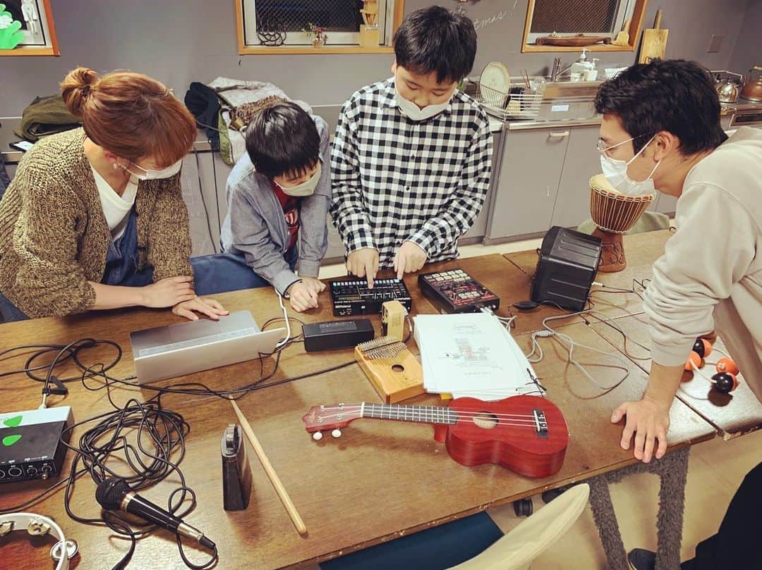 のインスタグラム：「少し前ですが代官山ティーンズ・クリエイティブ @daikanyama_tc で子どもたちに向けたワークショップさせていただきました！  こんな時期ではありますが、子どもたちが初めて触ったのに天才的にリズムマシーンを使って遊んでくれたり、ベースに触れて演奏してくれたりして ゲーム感覚で楽しんでるのが本当嬉しかったなぁ。  大人になっていくうちに 何故楽しいのかとか 何が面白いのかとか やることの意味とか 考えすぎたりして純粋に何かを始めることが億劫になってしまったりするけど やってみたいってのが何歳になっても一番大事だなぁと逆に教えてもらったような気がします。 子どもって楽しむ天才。  ベースしかやってこなかった自分に何ができるんやろう？と悩んだりもしたけど、やっぱり音楽を通して楽しんでもらえたり喜んでもらえたりすることが心底好きだなぁと思いました。  来年は受け身な自分を忘れてもっと楽しみや喜びをつくれるようになる努力をしたいなぁ。  #music #bass #bassist #rhythm #workshop」