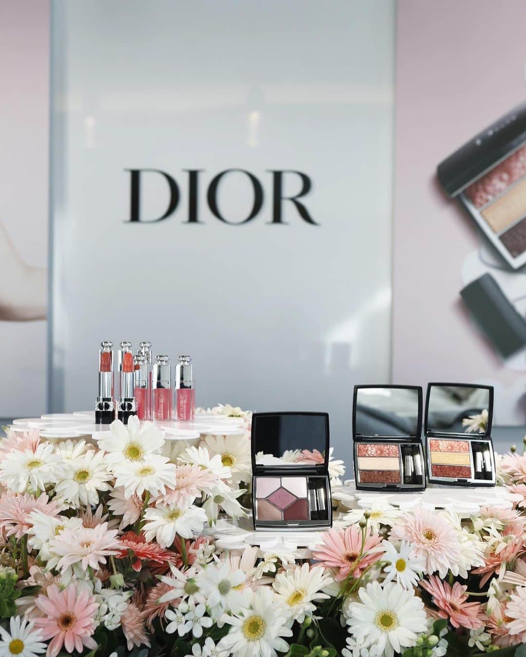 石田夢実さんのインスタグラム写真 - (石田夢実Instagram)「Dior Springcollection2021に一足先に行ってきました🌸すでに春メイクをしたくてウズウズしてます🥺本当にどれも可愛かったなぁ🤍  @diormakeup @dior   #ディオールスティックグロウ #トリオブリックパレット」12月15日 19時33分 - yumemi_ishida