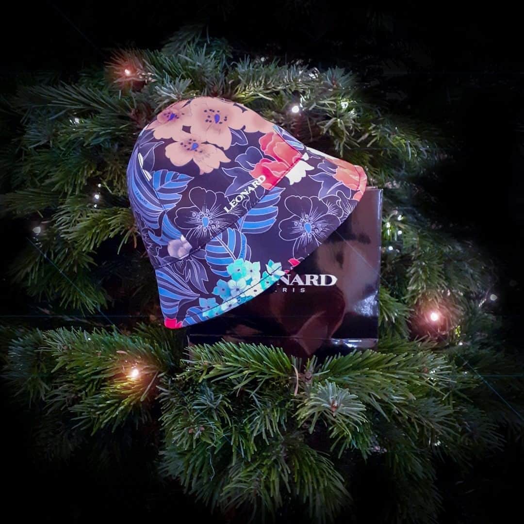 レオナールさんのインスタグラム写真 - (レオナールInstagram)「The ideal christmas gift to place under the christmas tree this year. Which print will you choose?  #LeonardParis #Scrunchies」12月15日 19時28分 - leonardparis