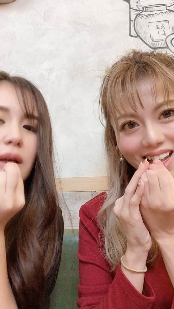 のインスタグラム：「これができたら一人前って中国の人に言われるんだって  なんかYouTuberみたいになった😂笑  #ひまわりの種#食べ方 #餃子#餃子マニア #北京ダック#北京ダックマニア  #はしご#おふざけ隊 #グルメ#グルメ女子#グルメスタグラム#グルメ好き#品川グルメ  #sunflowerseeds #howtoeat #Chinesecuisine #Appetizer #Gyoza#Gyozamania#Gourmet #gourmetgirls#GourmetLovers」