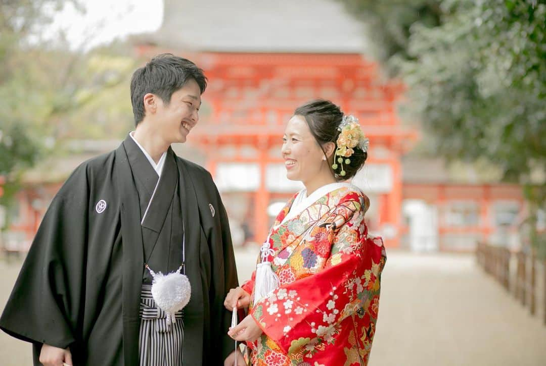 京都神社婚のインスタグラム：「京都神社婚は、衣装・着付け・ヘアメイク・当日のアテンド・写真撮影およびデータ・アルバムなど必要なものを全てセットで含んだサービスです◎ ・ 全てセットに含まれているため、予想外の追加料金はかかりません◎ 休日料金やハイシーズン料金もありません◎ ・ フォトスタジオが運営するプランですので、 お写真も高い品質のものをカタチに残していただけます◎ ・ 情勢の影響により、ご親族様との少人数での挙式をご検討されている新郎新婦様も多くいらっしゃると思います ・ 何から準備を進めるかなどわからないことも、まずはお気軽に、挙式のこと、ご相談ください◎ ・ ・ ・ ・ #kyoto#京都#Japan#和装#着物#白無垢#京都神社婚#和婚#神前式#神社挙式#結婚式#結婚#wedding#ウェディング#ブライダル#bridal#bride#結婚準備#結婚式準備#花嫁準備#プレ花嫁#花嫁#instawedding#幸せ#weddingphotographer#撮影#スタジオゼロ」