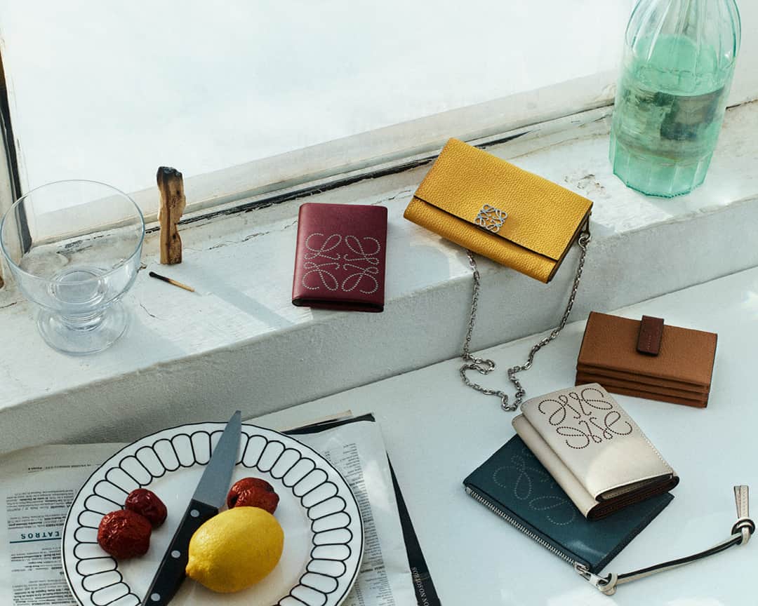 のインスタグラム：「Classic wallets crafted in leather featuring the LOEWE anagram  loewe.com  #LOEWE #LOEWEgifts」