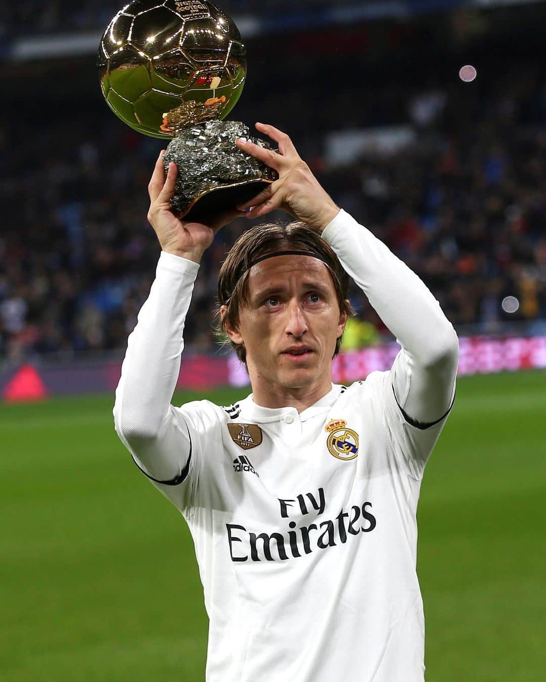 LFPさんのインスタグラム写真 - (LFPInstagram)「🌟 PURE GOLD🌟  💜🔙 #OnThisDay two years ago, @lukamodric10 presented his #BallonDor to the Santiago Bernabéu!  🌟 ORO PURO 🌟  💜🔙 #TalDíaComoHoy hace 2 años, Modric presentaba su #BalónDeOro en el Santiago Bernabéu.  #Modric #RealMadrid #LaLigaSantander #LaLiga #LaLigaHistory」12月15日 19時30分 - laliga