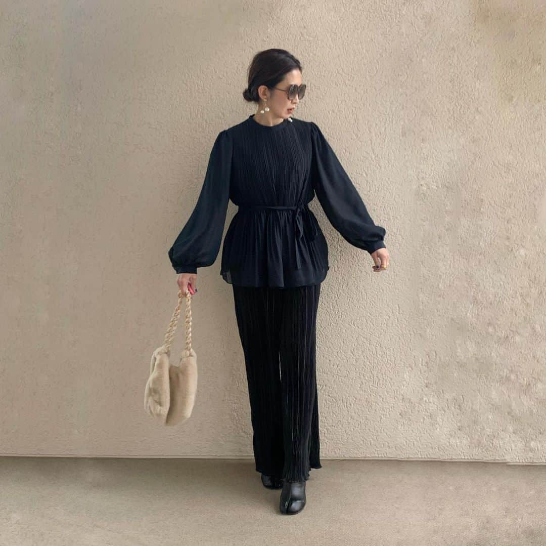 ayakonbubuさんのインスタグラム写真 - (ayakonbubuInstagram)「#ブラックコーデ　が続いてしまった🤣🤣🤣  まぁ前のはグレーなんだけどね😁  @gu_global  #GU新作　で揃えてみた❤️  #ランダムプリーツドローストリングパンツ  #プリーツブラウス @gu_for_all_   shoes  @welleg_shoes   bag  #ジーユー  -------------------------------- #こんぶコーデ  #カジュアルコーデ  #大人カジュアル#ママファッション #プチプラ#プチプラコーデ#アラフォーコーデ#アラフォーファッション #40代ファッション #シンプル#シンプルコーデ #ファッション#ママコーデ#ママ#大人可愛い #ゆるコーデ #ママリ #ママリファッション #lucrajp#locari #gu秋コーデ2020  #みんなのguコーデ #locari #gu_for_all」12月15日 19時34分 - ayakonbubu